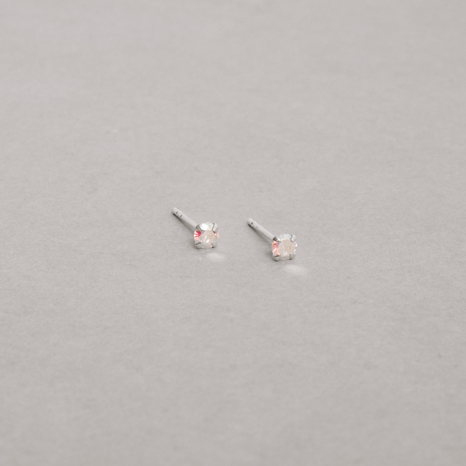 Brinco zircônia redonda furta-cor 3mm
