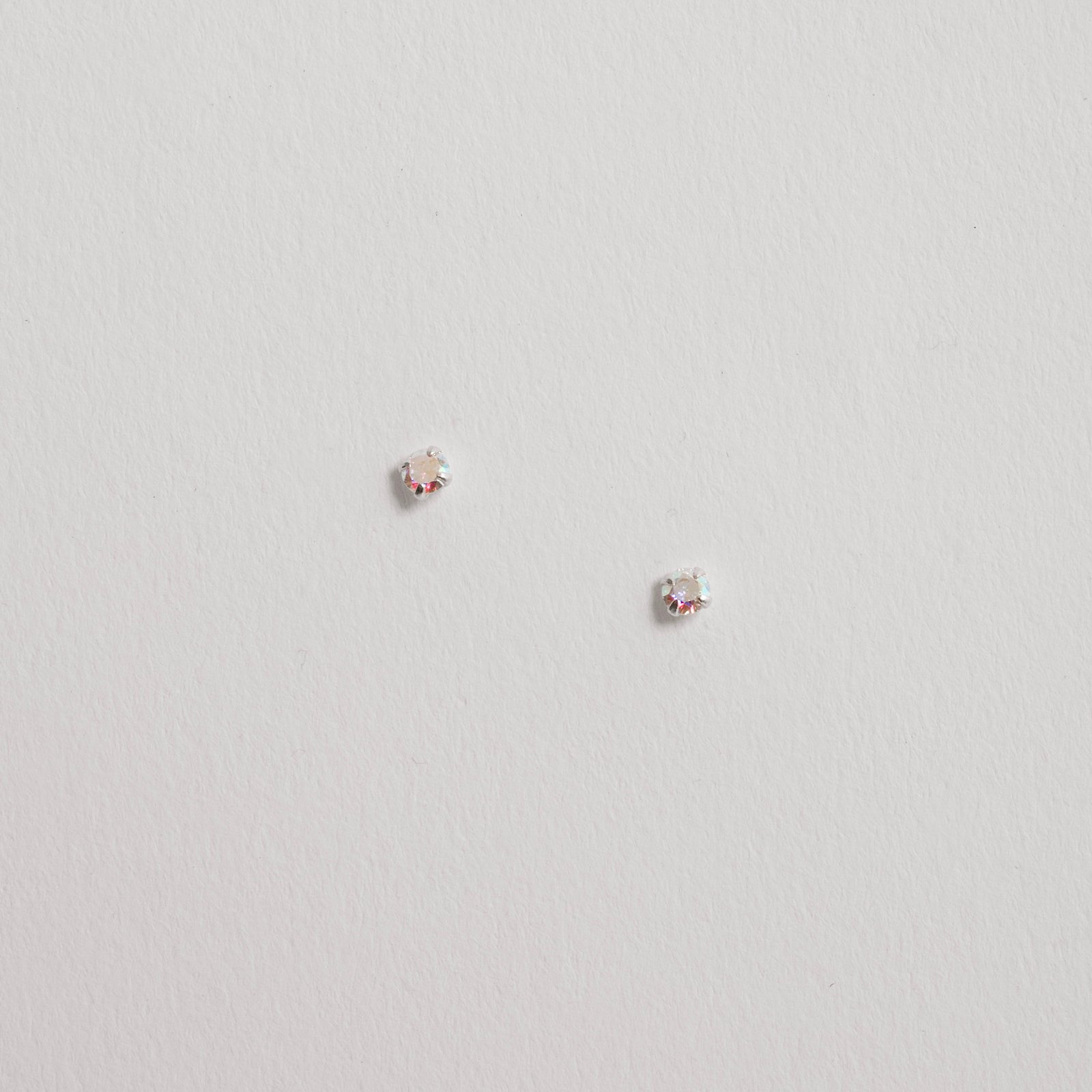 Brinco zircônia redonda furta-cor 3mm