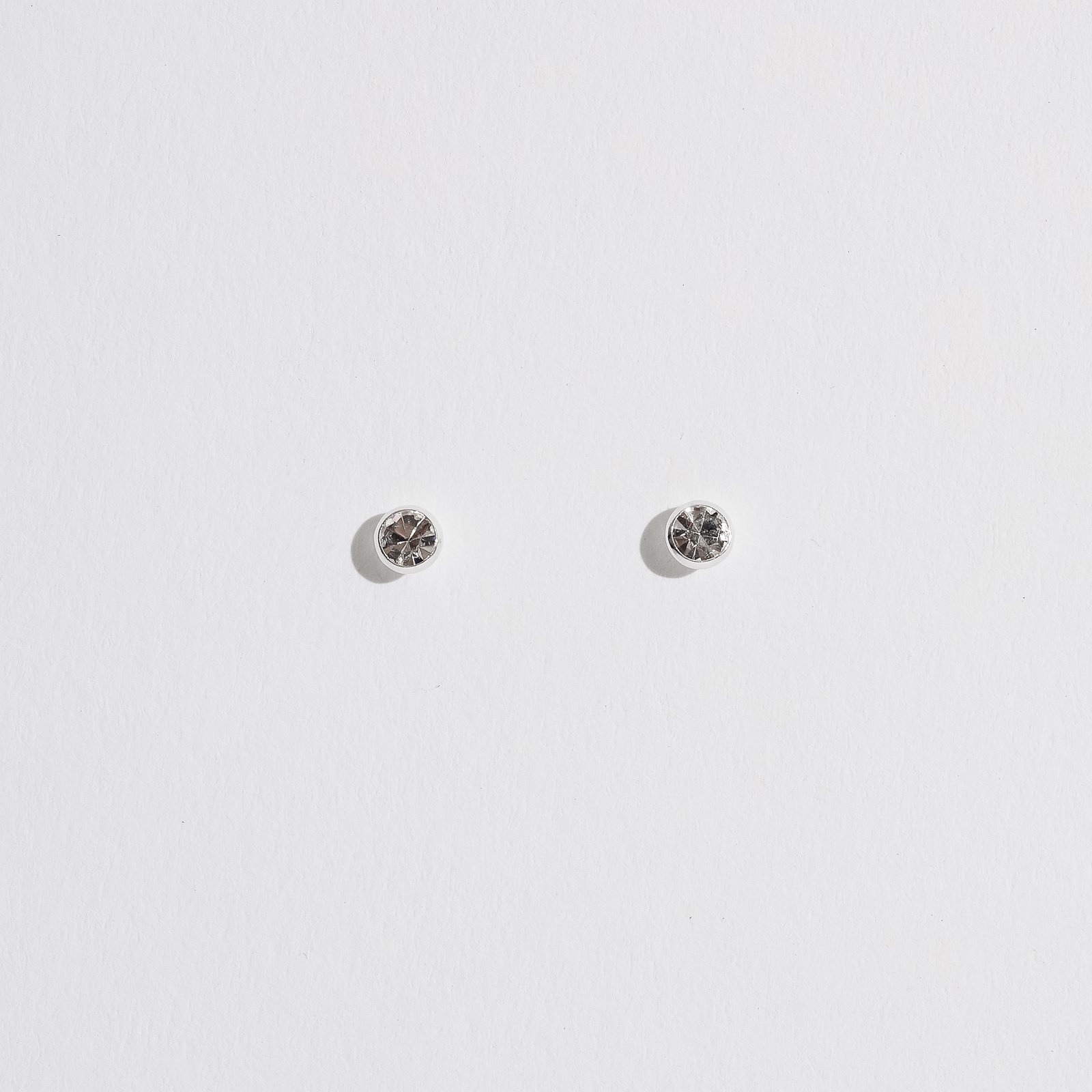 Brinco zircônia redonda embutida 3mm cristal