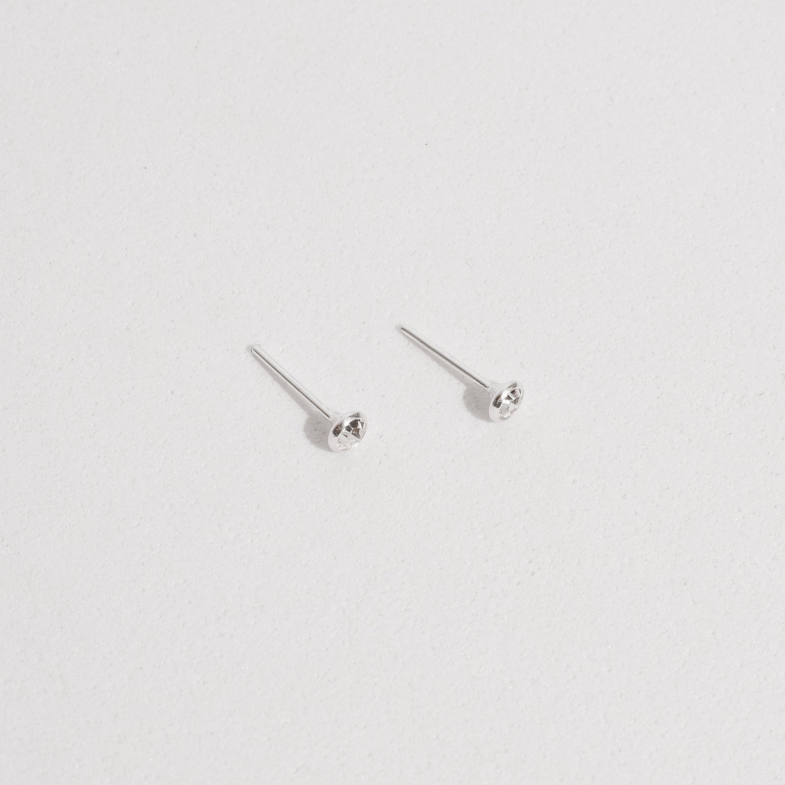 Brinco zircônia redonda embutida 3mm cristal