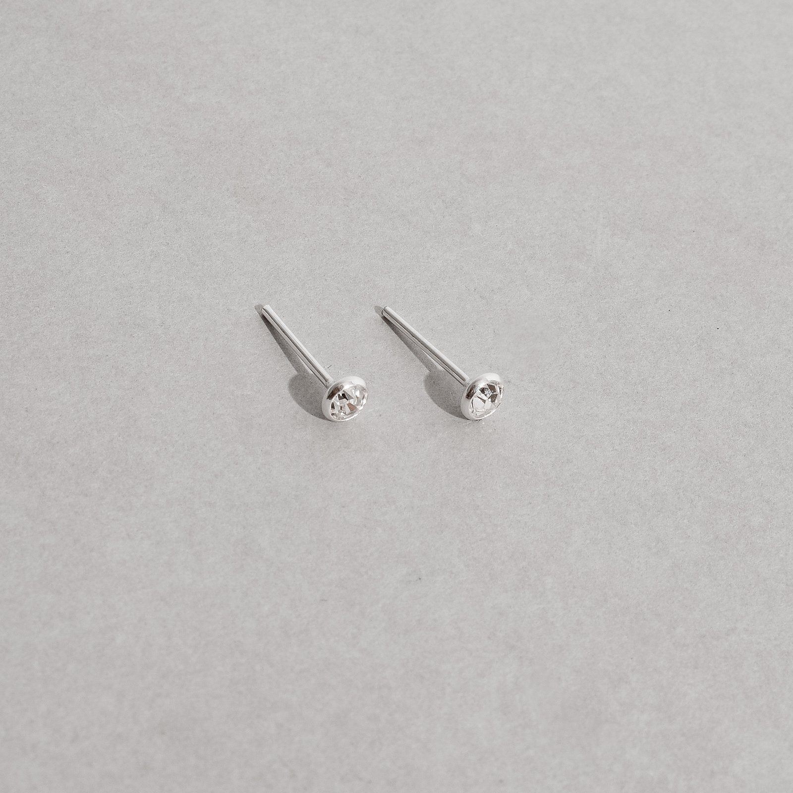 Brinco zircônia redonda embutida 3mm cristal