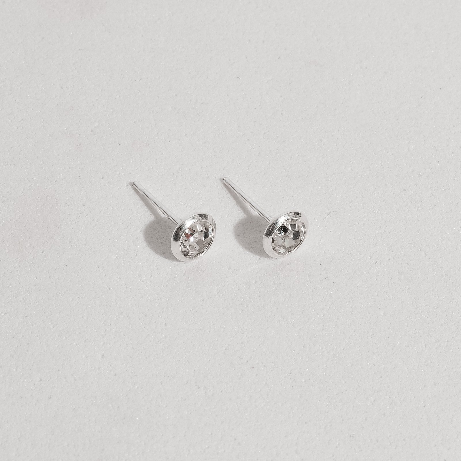 Brinco zircônia redonda embutida 6mm