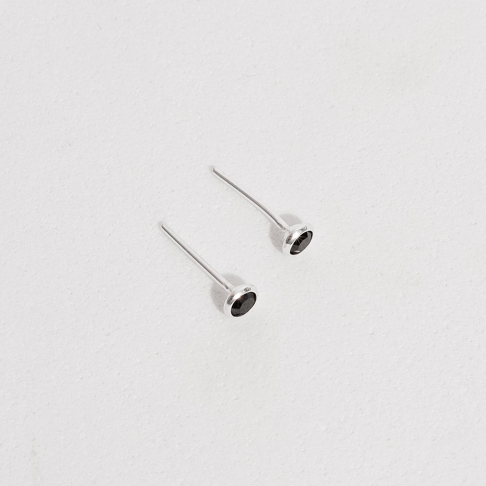 Brinco zircônia redonda embutida ônix 3mm