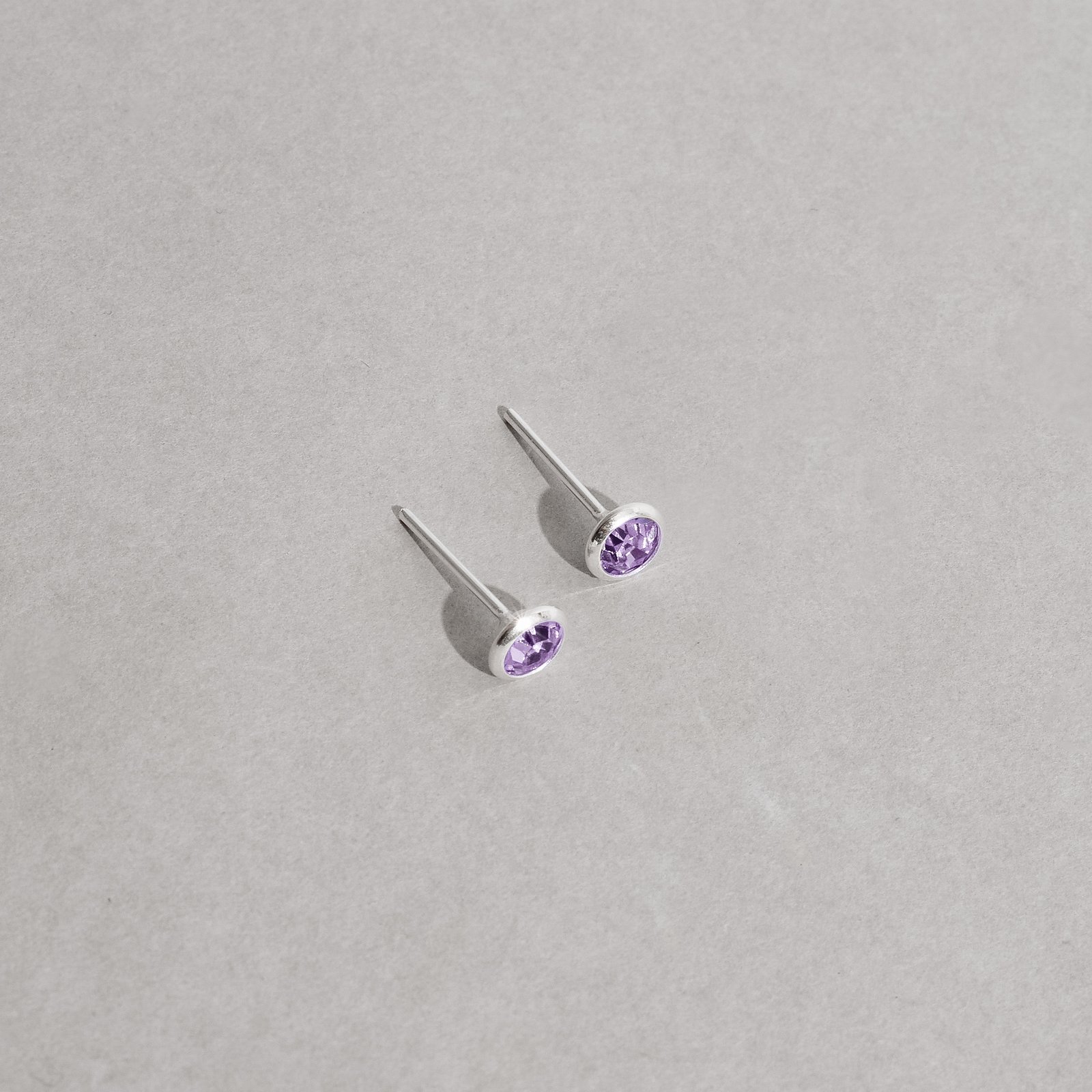 Brinco zircônia redonda embutida lilás 4mm