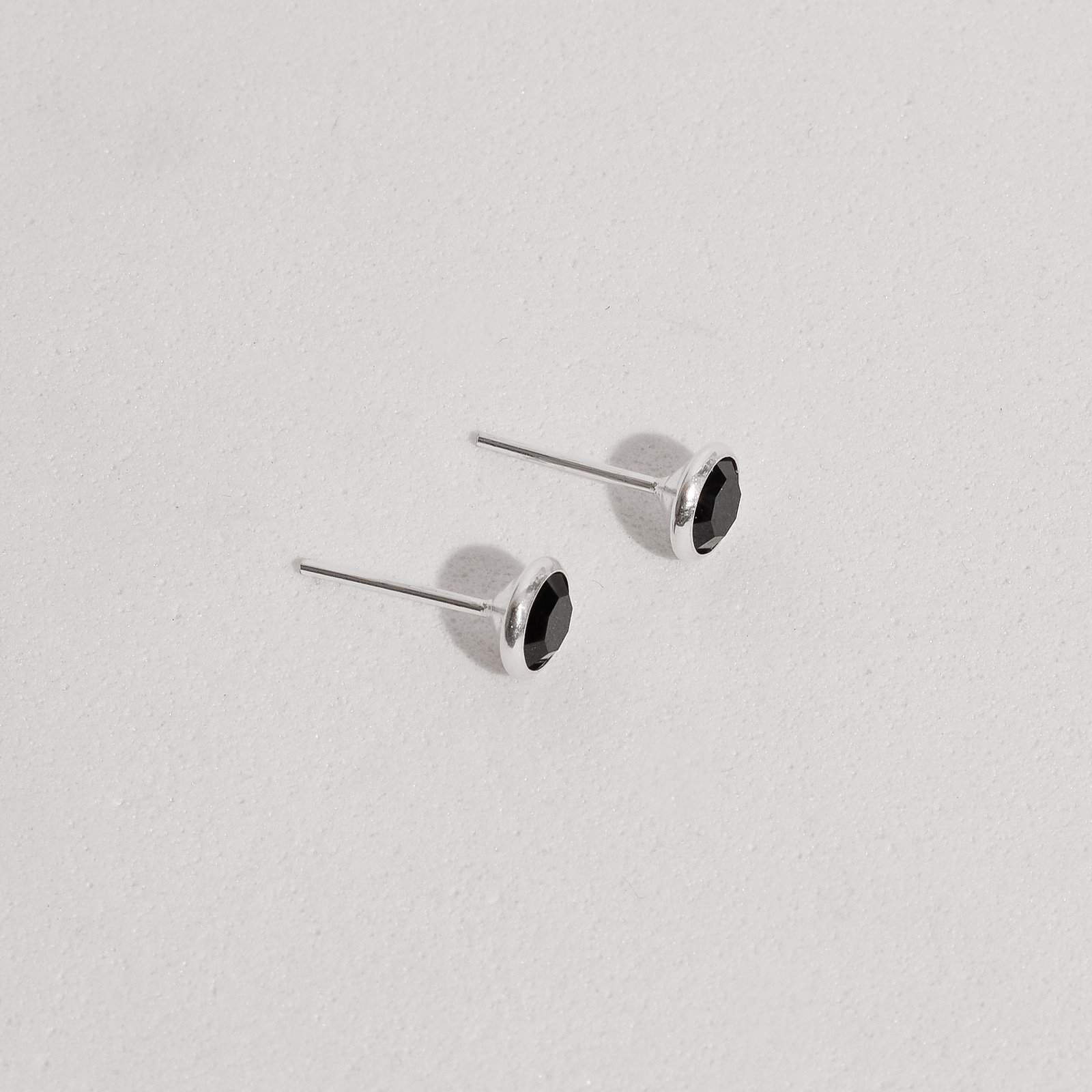Brinco zircônia redonda ônix embutida 6mm