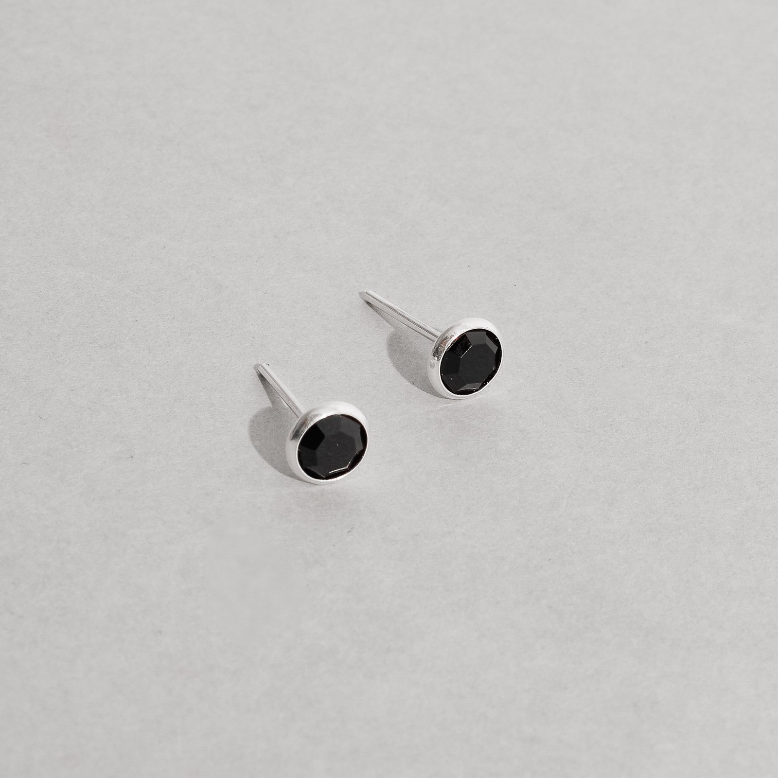 Brinco zircônia redonda ônix embutida 6mm