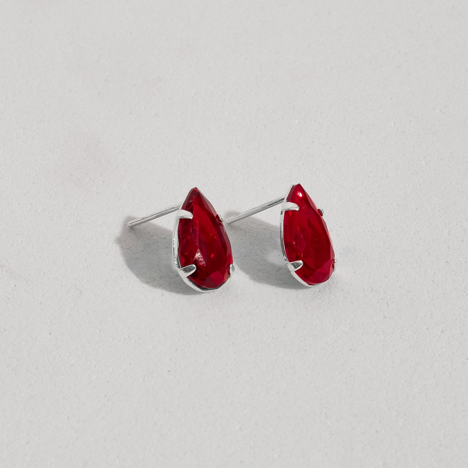 Brinco zircônia gota vermelha 12mm
