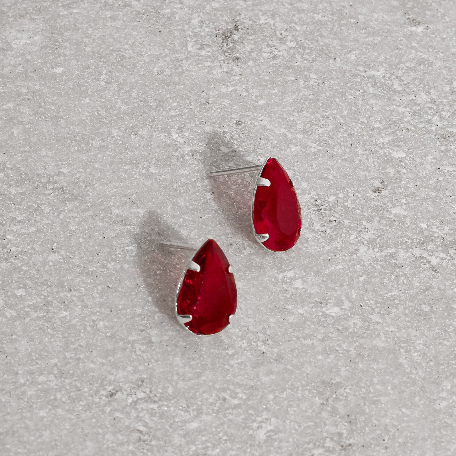 Brinco zircônia gota vermelha 12mm