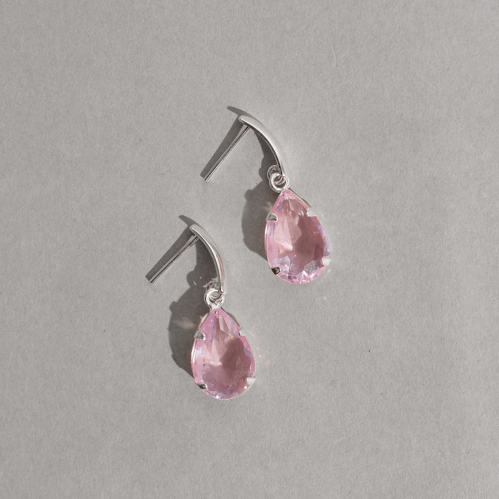 Brinco base com zircônia gota rosa 12mm