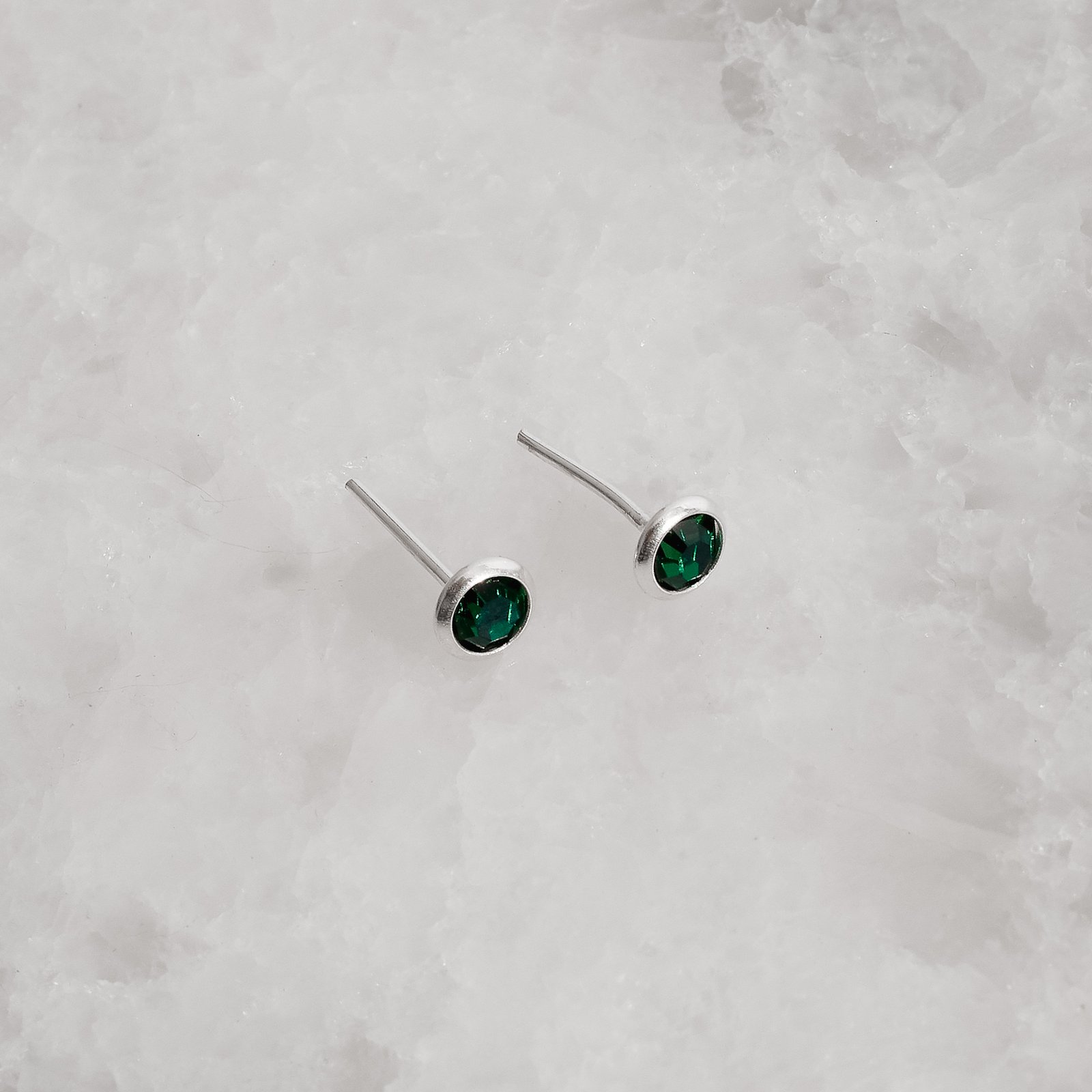 Brinco zircônia redonda embutida esmeralda 4mm