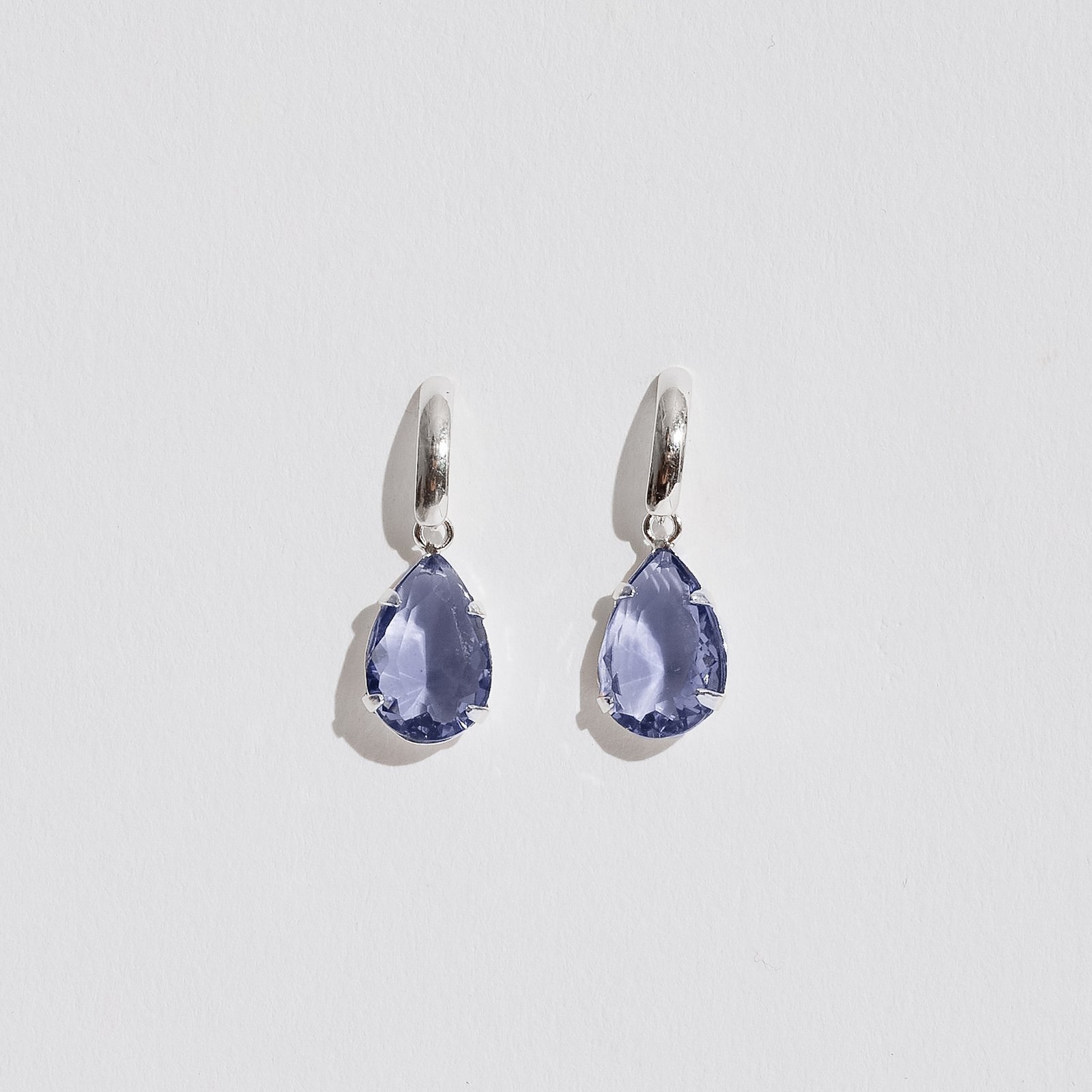 Brinco base com zircônia gota roxo 12mm