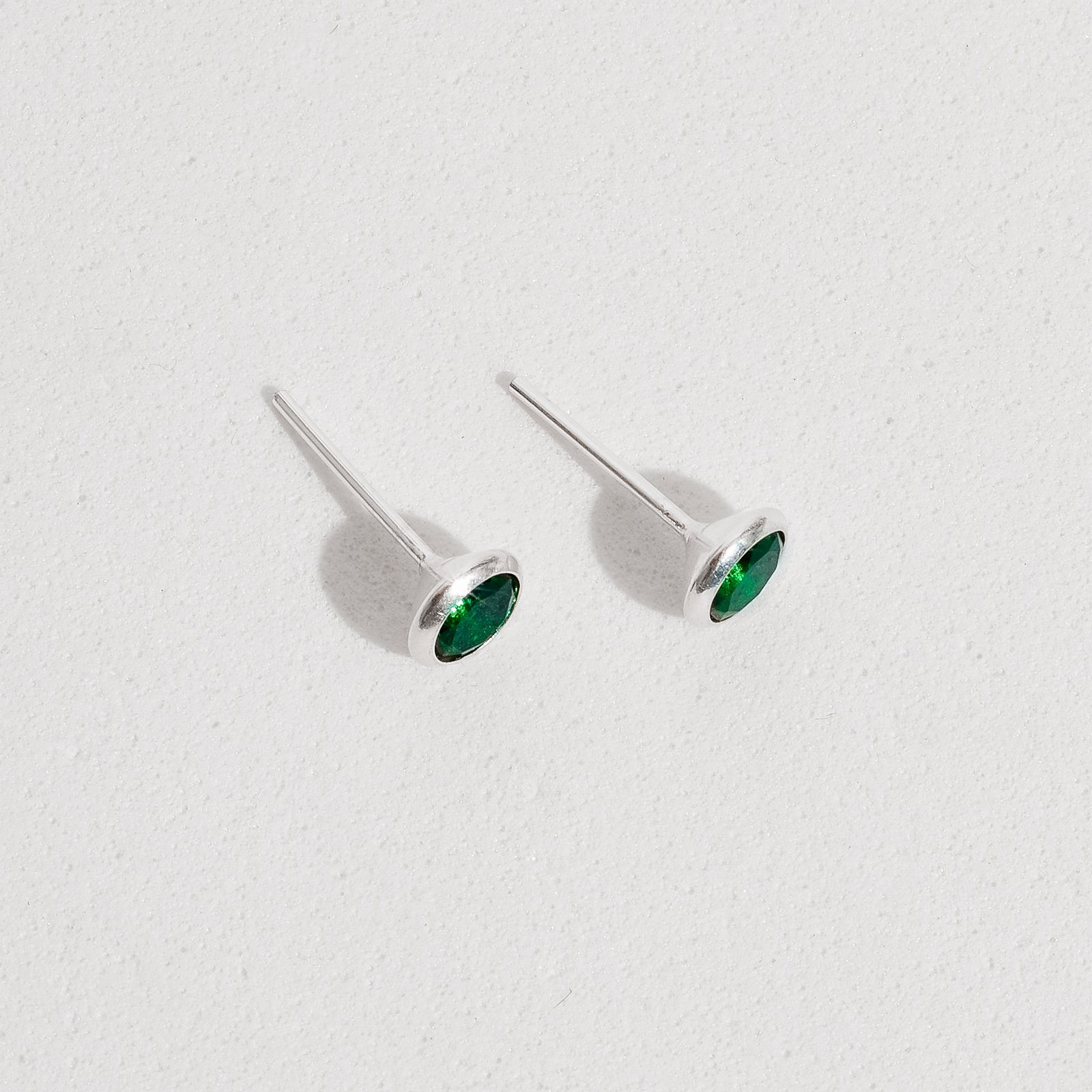 Brinco zircônia redonda embutida esmeralda 6mm