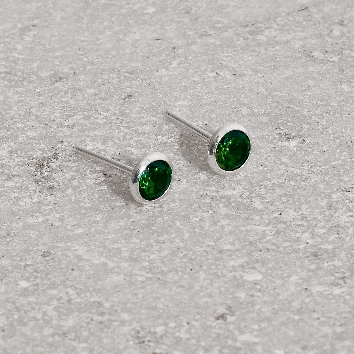 Brinco zircônia redonda embutida esmeralda 6mm