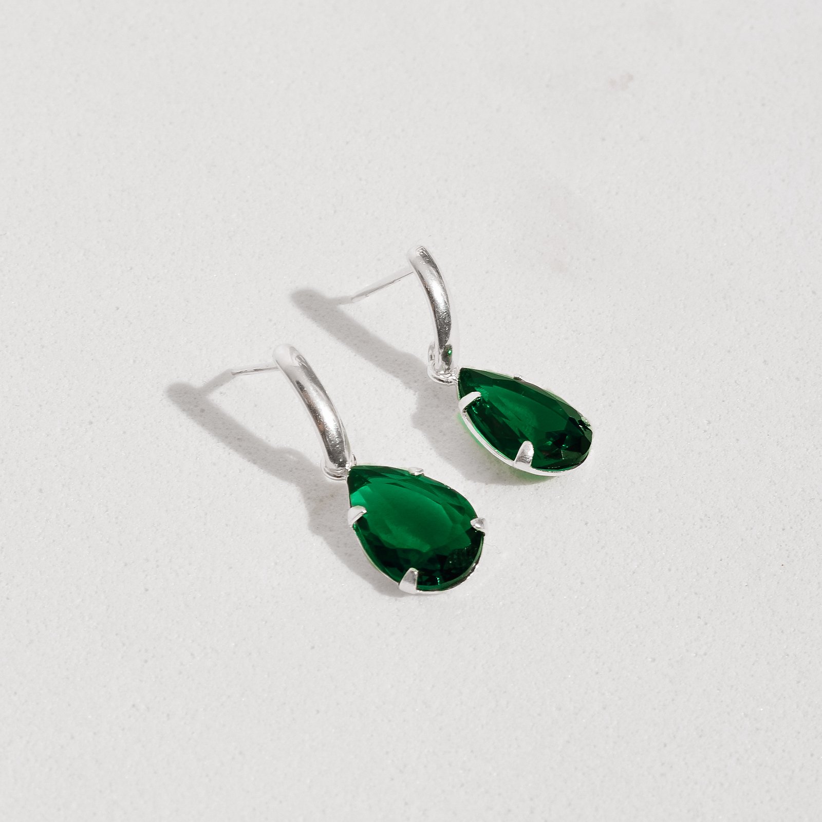 Brinco base com zircônia gota esmeralda 12mm