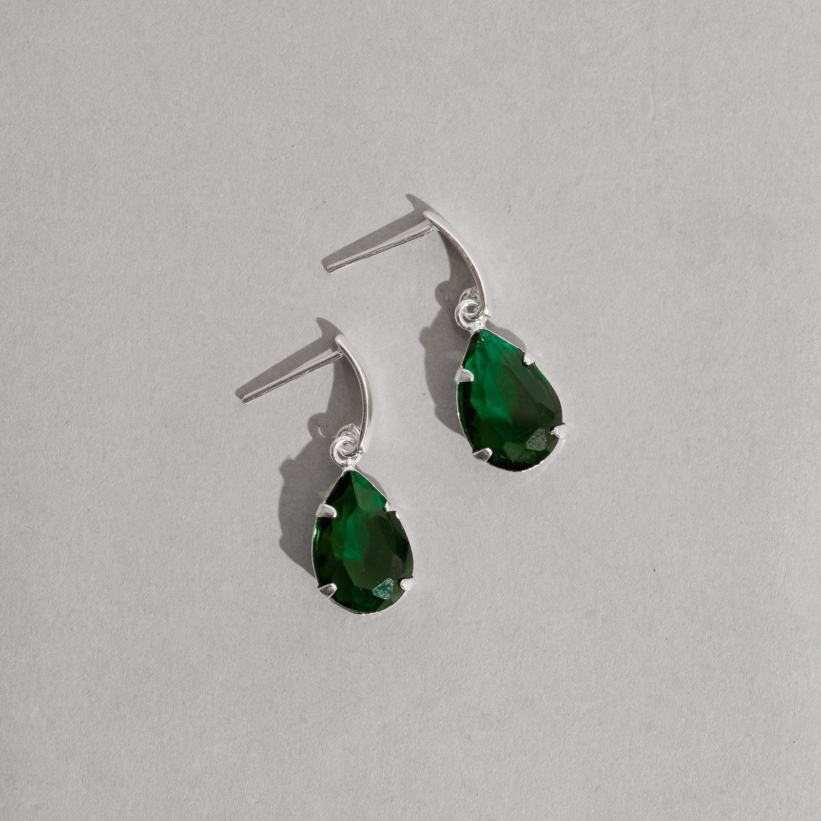 Brinco base com zircônia gota esmeralda 12mm