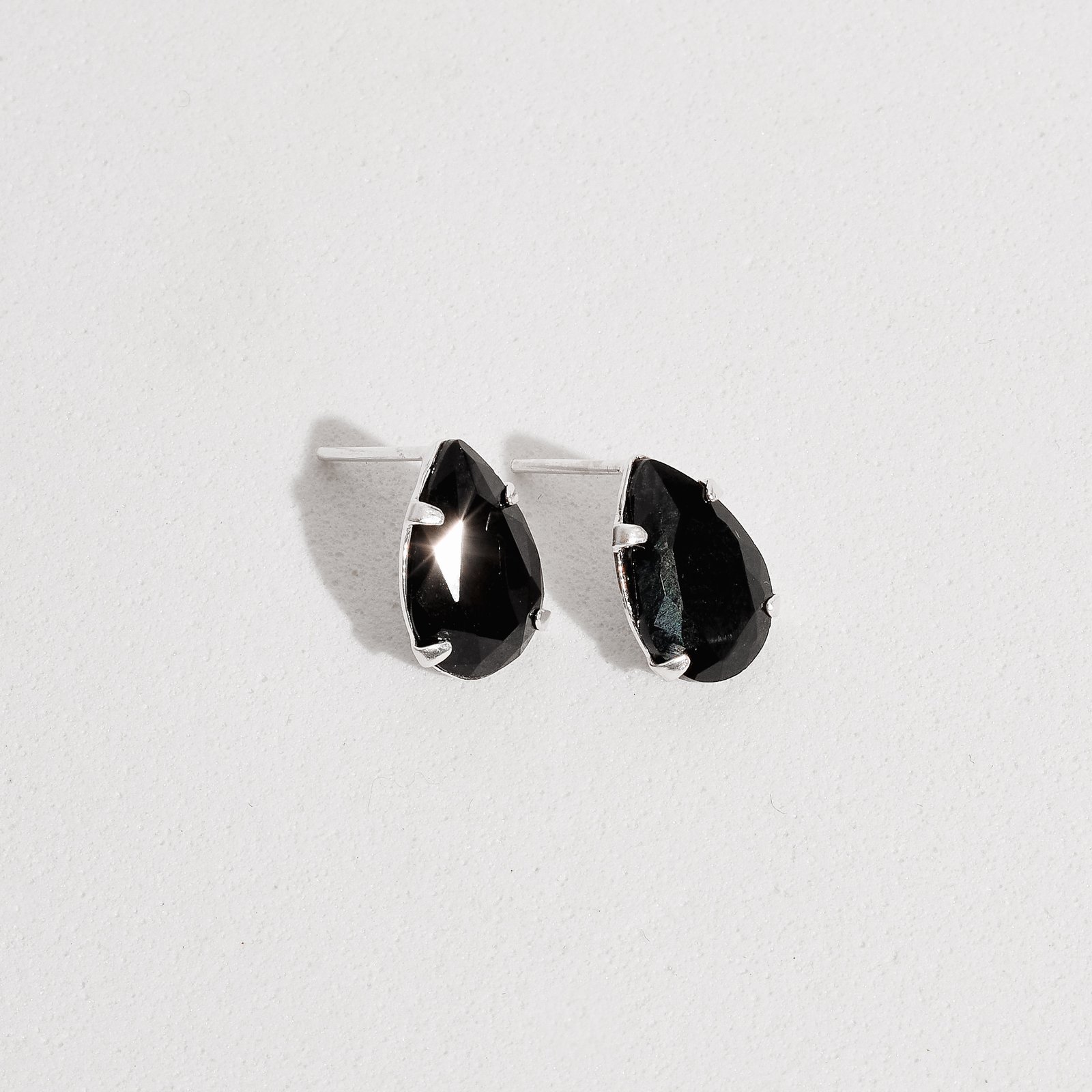 Brinco zircônia gota ônix 12mm