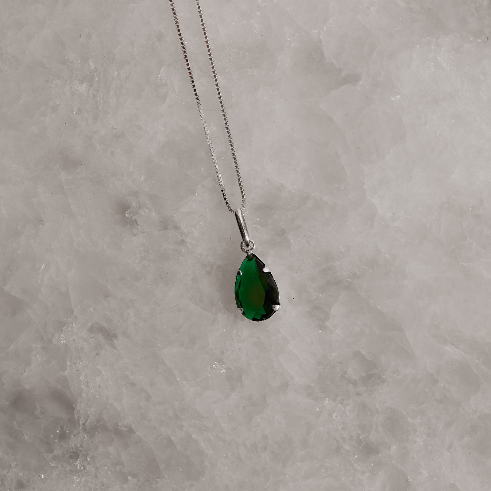 Colar pingente zircônia gota esmeralda 12mm 45cm