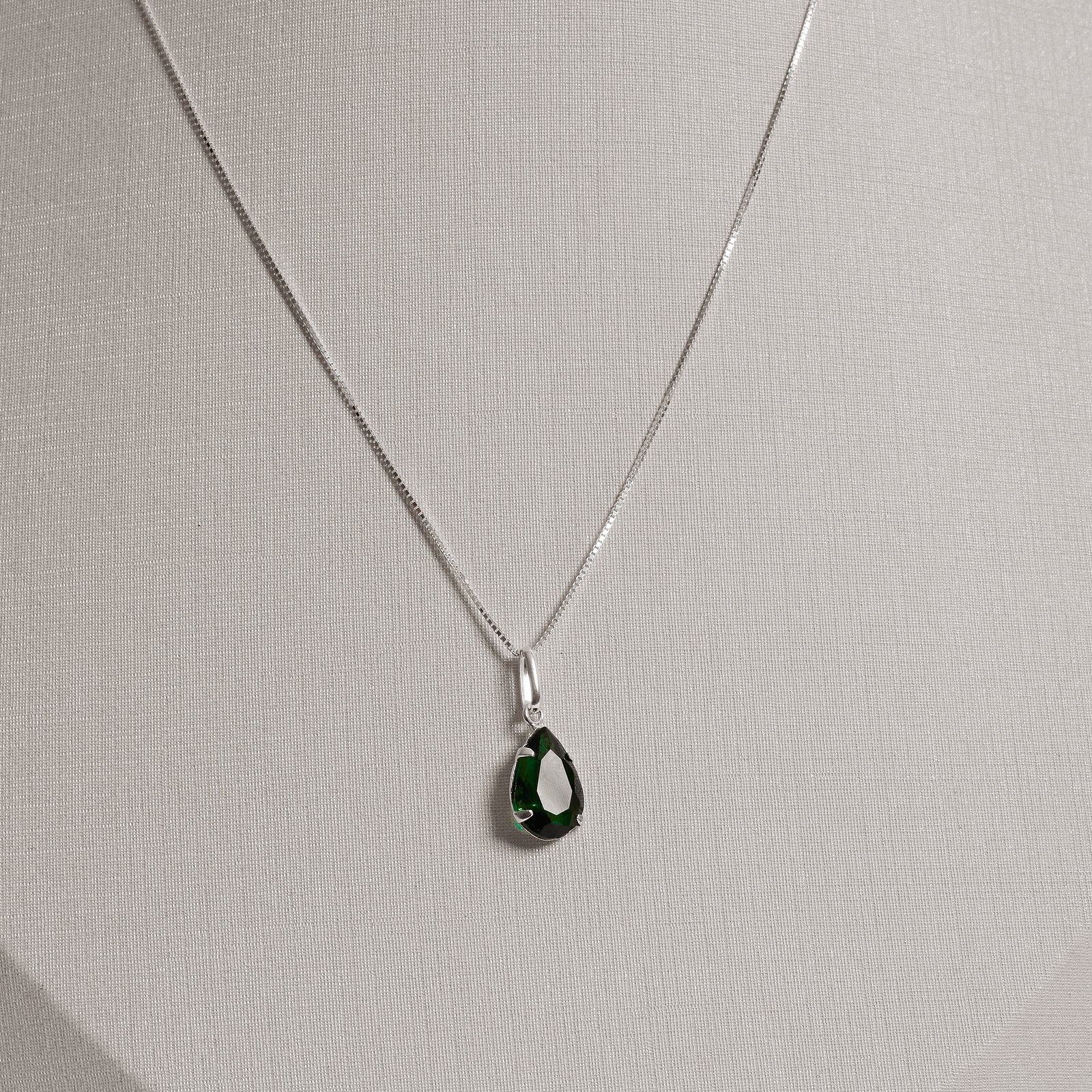 Colar pingente zircônia gota esmeralda 12mm 45cm