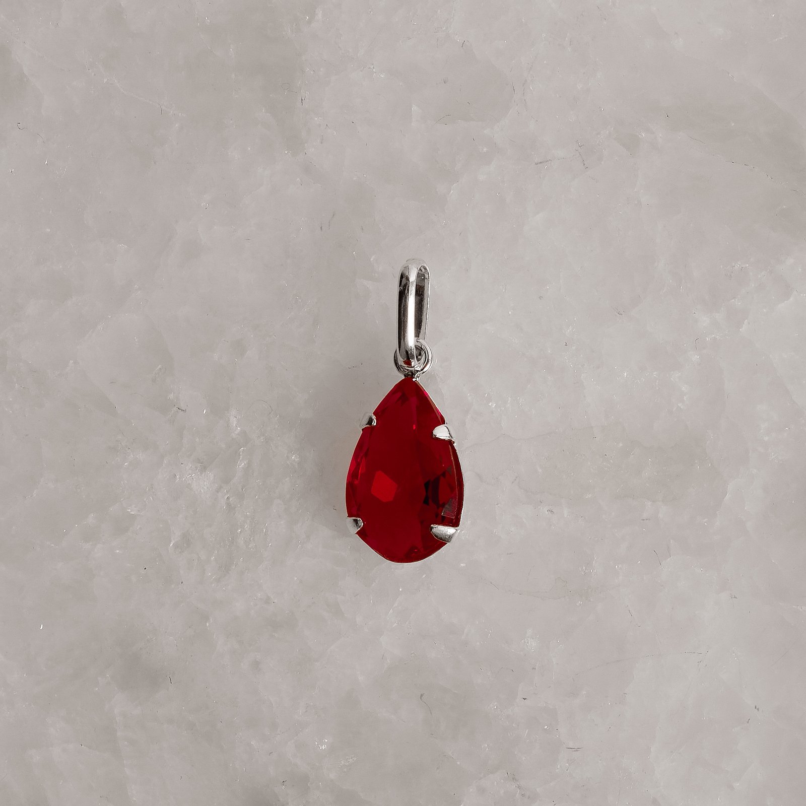 Pingente zircônia gota vermelha 12mm