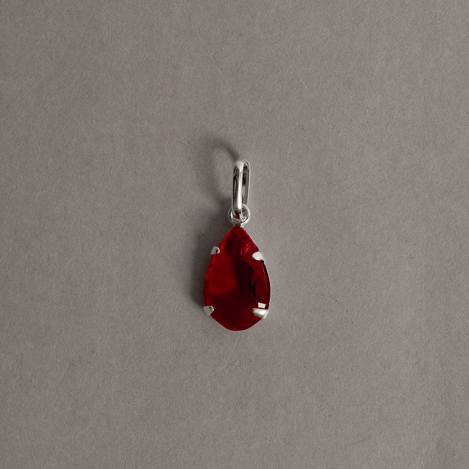Pingente zircônia gota vermelha 12mm