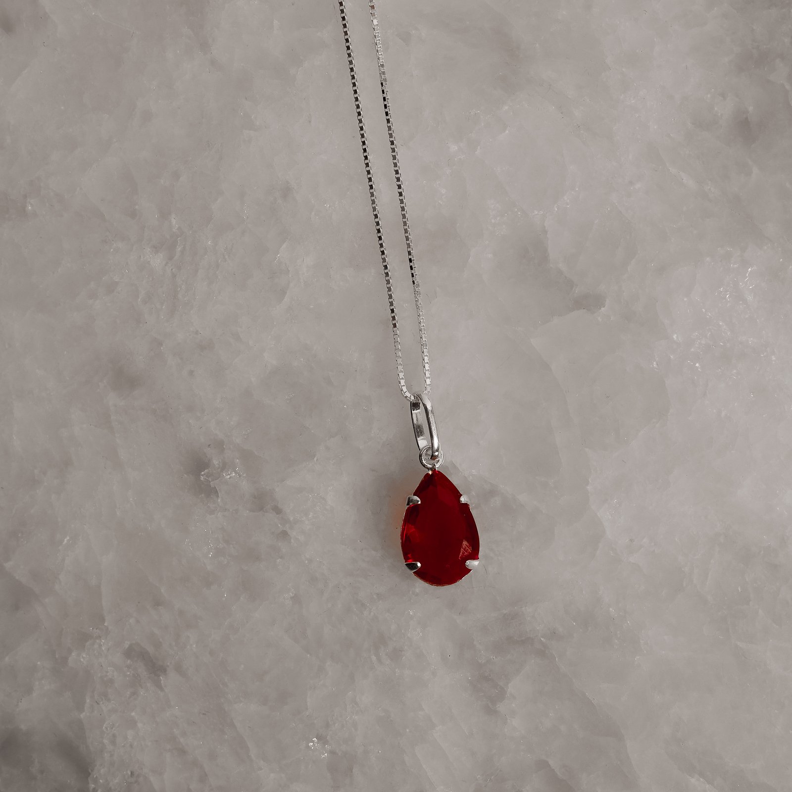 Colar pingente zircônia gota vermelha 12mm 45cm