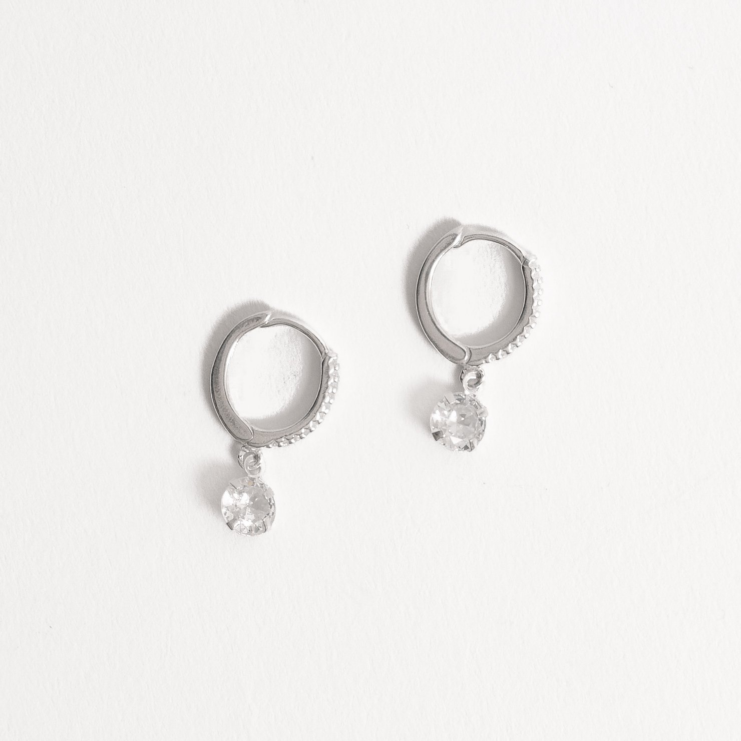 Argola click cravejada 14mm pingente zircônia 6mm