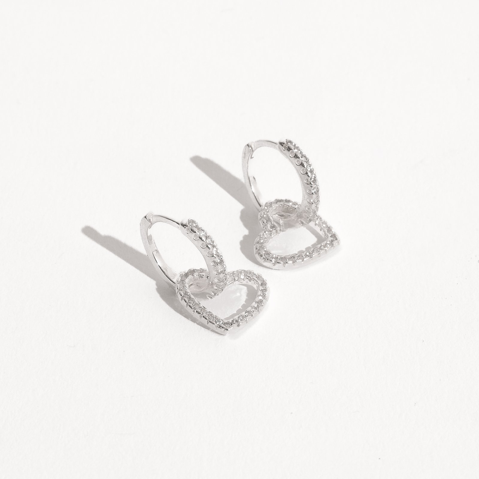 Argola click 12mm pingente coração de lado vazado cravejado