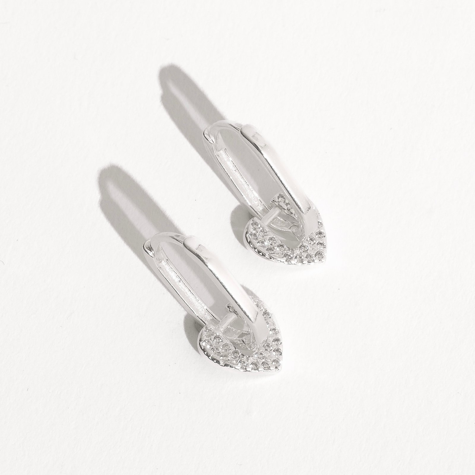 Argola click retangular 16mm pingente coração cravejado