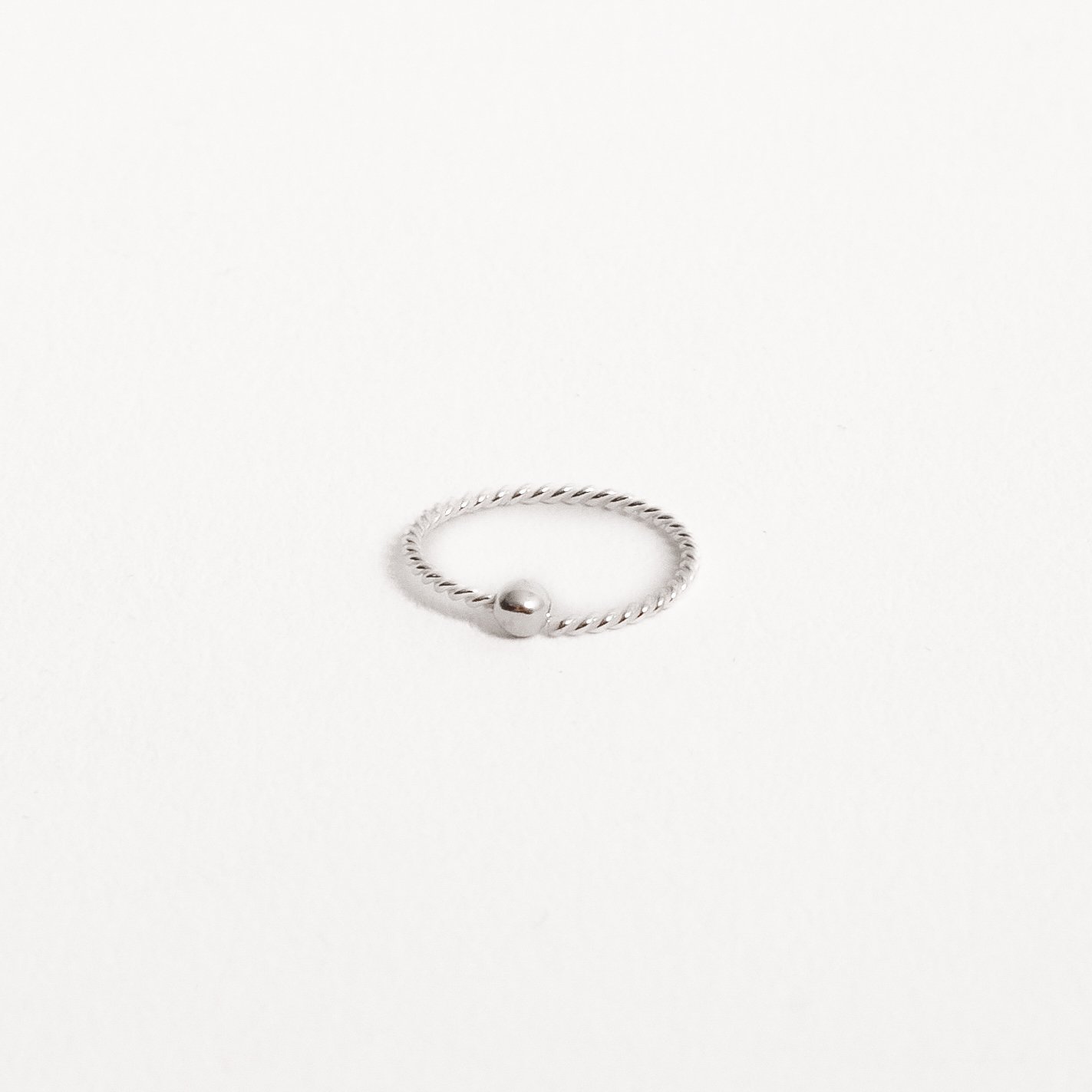 Piercing nariz argola torcida com bola 10mm
