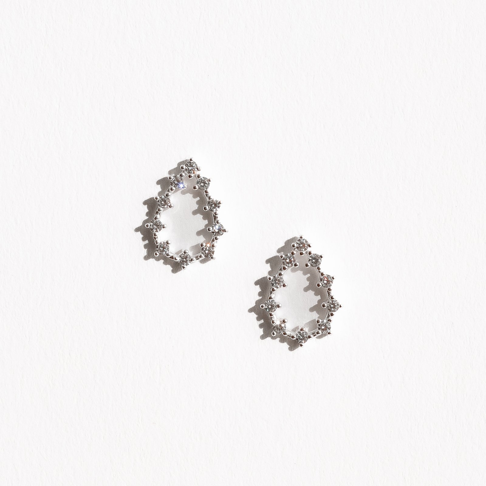 Brinco gota vazada com zircônias 15mm