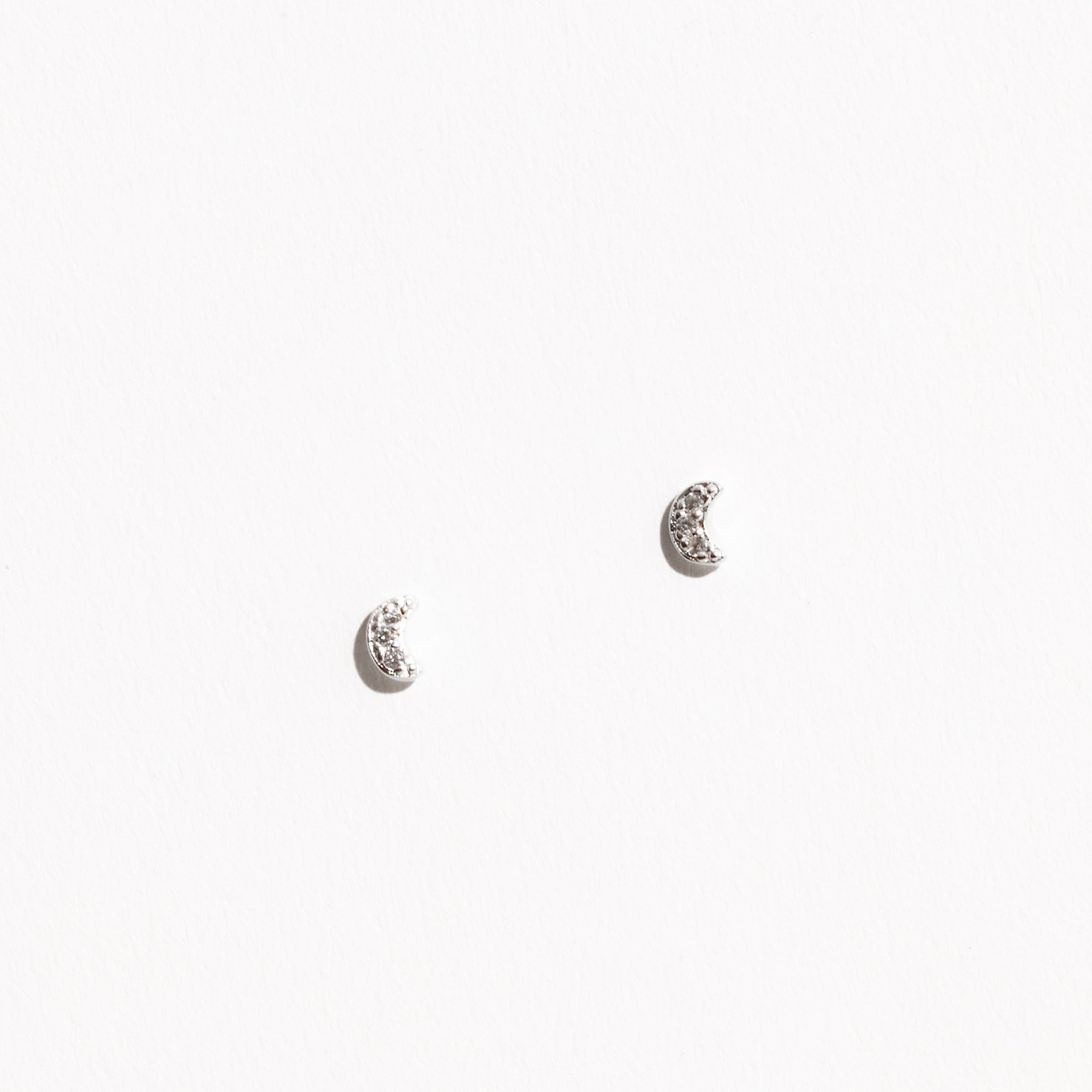 Brinco lua com cravejado 5mm
