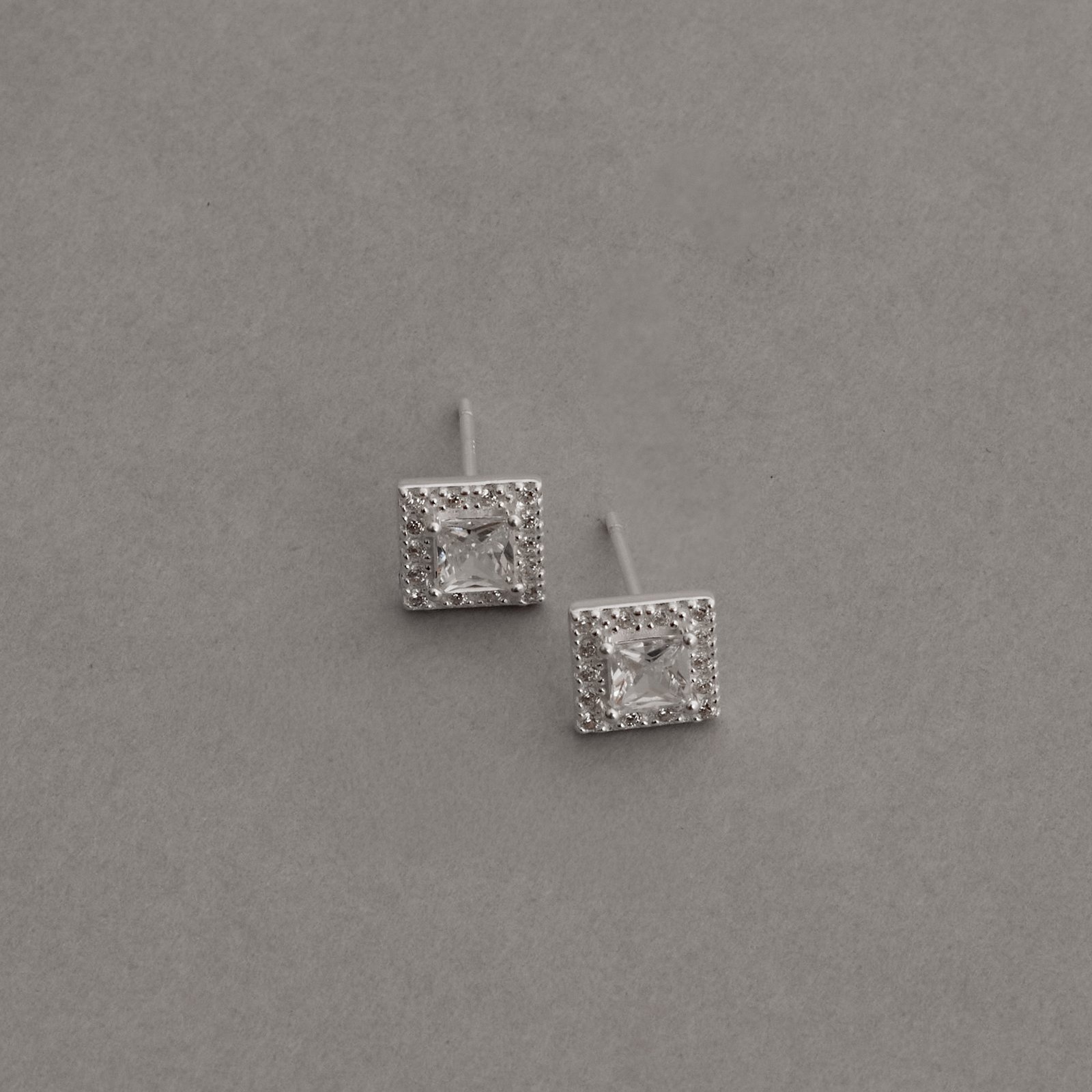 Brinco zircônia quadrada cristal com cravejado 8mm
