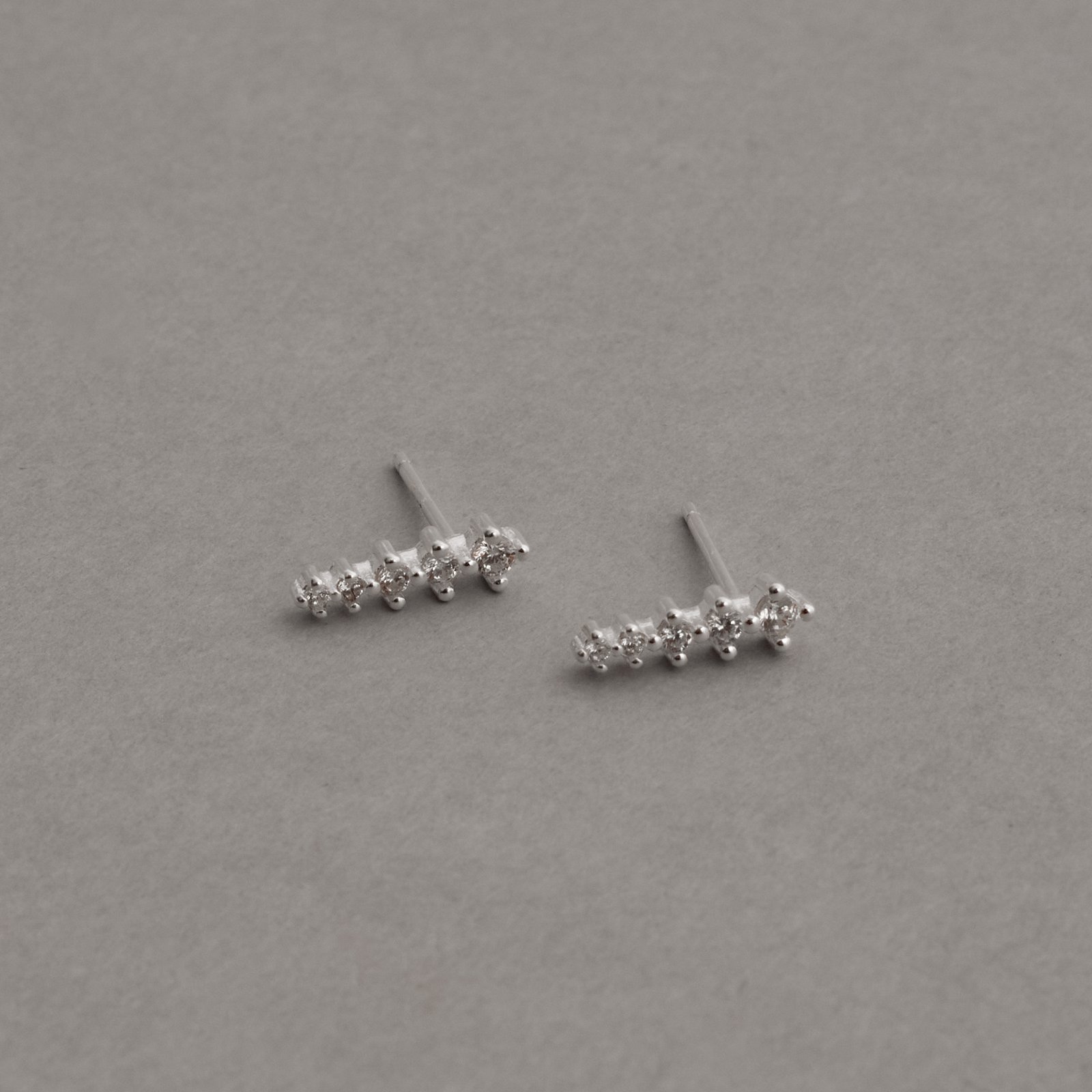 Brinco palito cravejado cristal 11mm