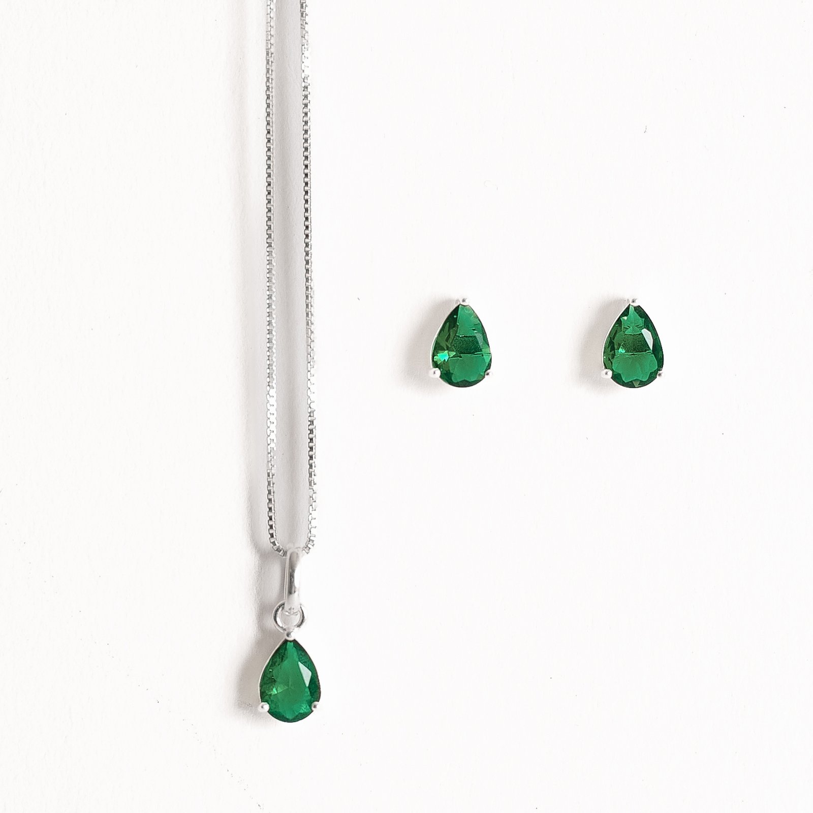 Conjunto brinco e colar zircônia gota esmeralda 6x4mm 40cm