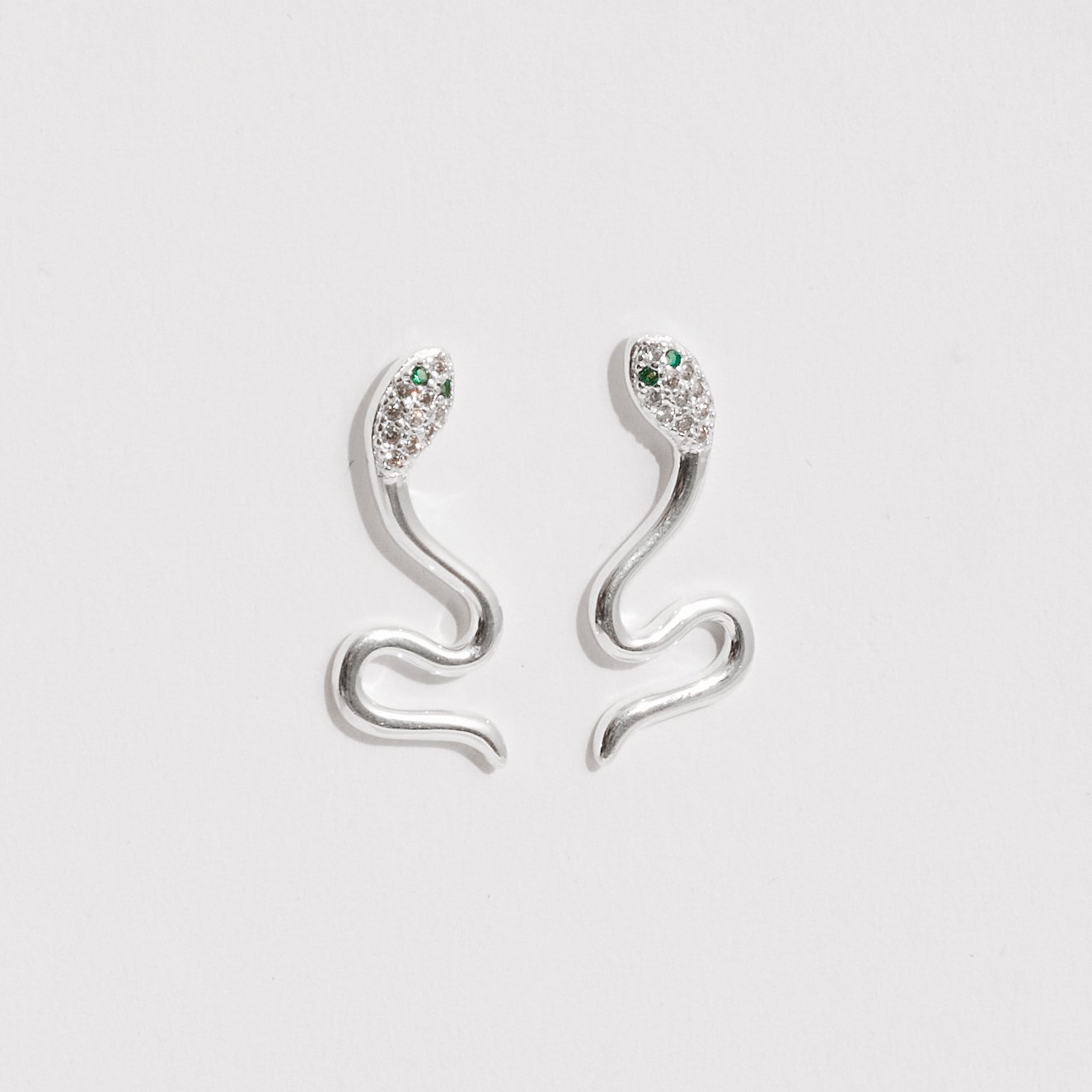 Brinco cobra cabeça cravejada detalhe zircônia verde 24mm