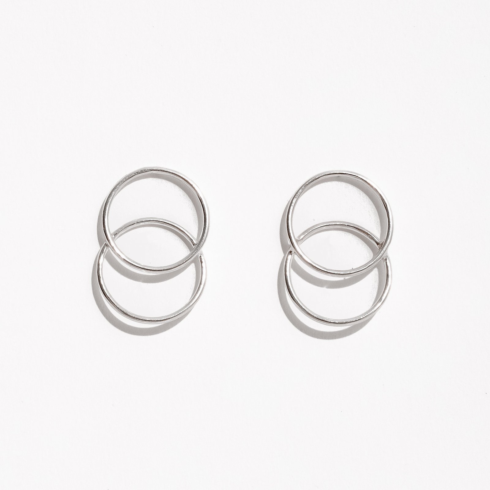 Brinco 2 círculos vazados 30mm