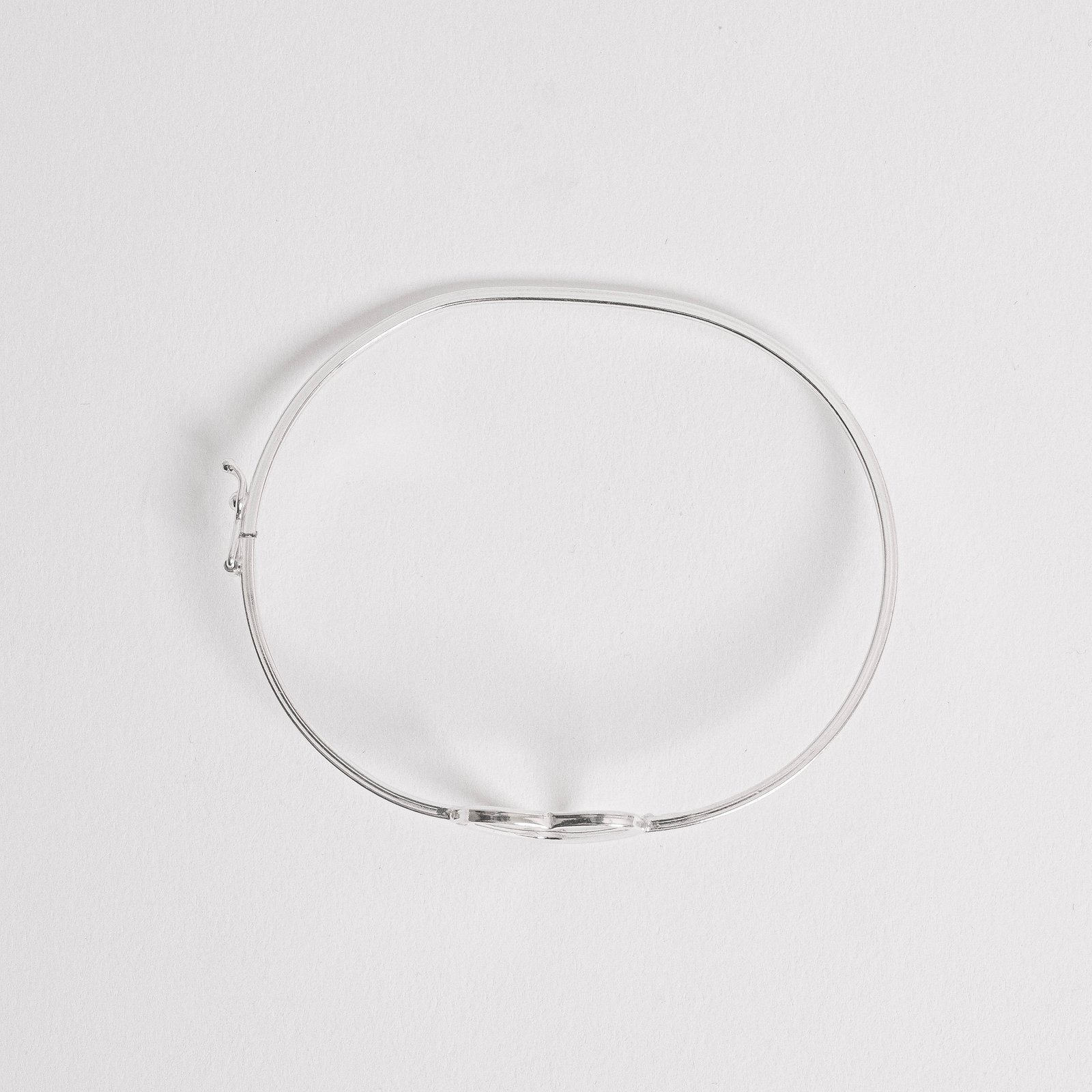 Bracelete fio quadrado entremeio coração