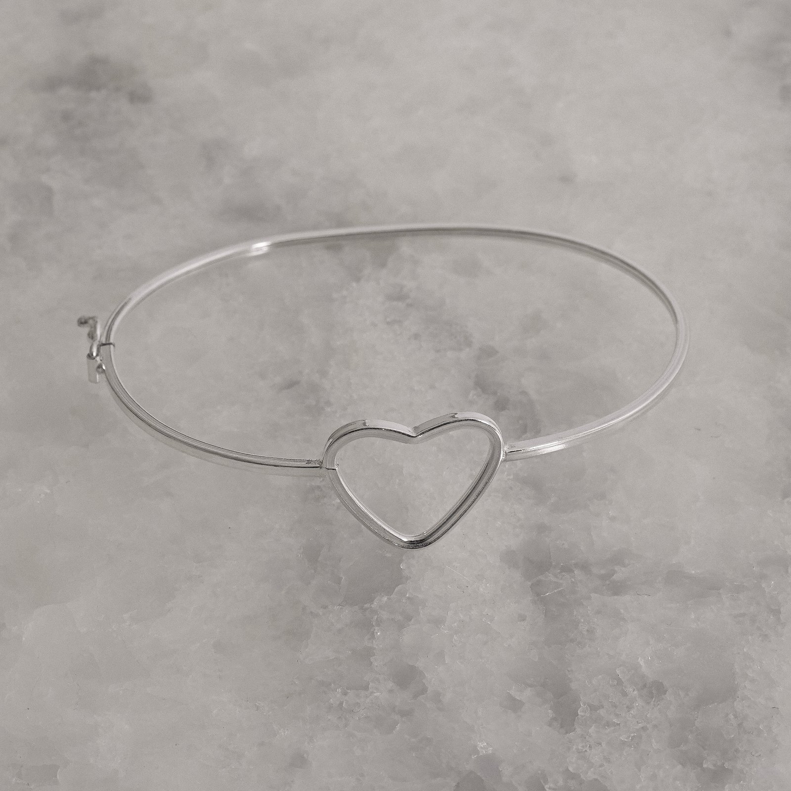 Bracelete fio quadrado entremeio coração