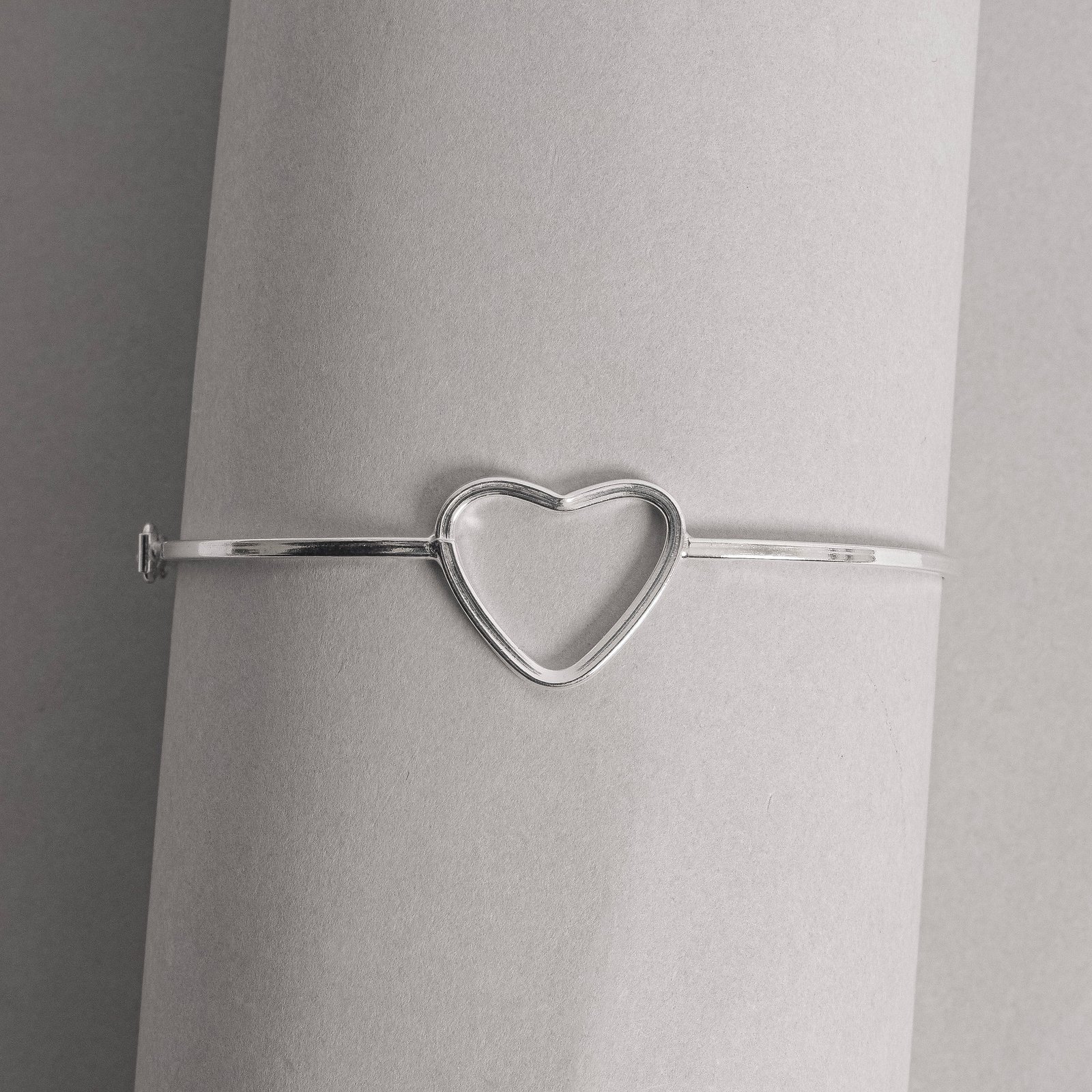 Bracelete fio quadrado entremeio coração