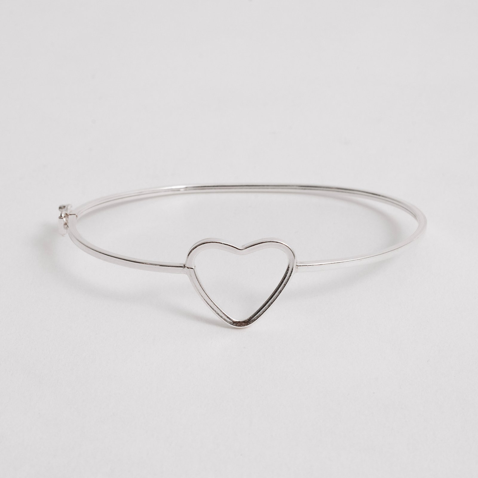 Bracelete fio quadrado entremeio coração