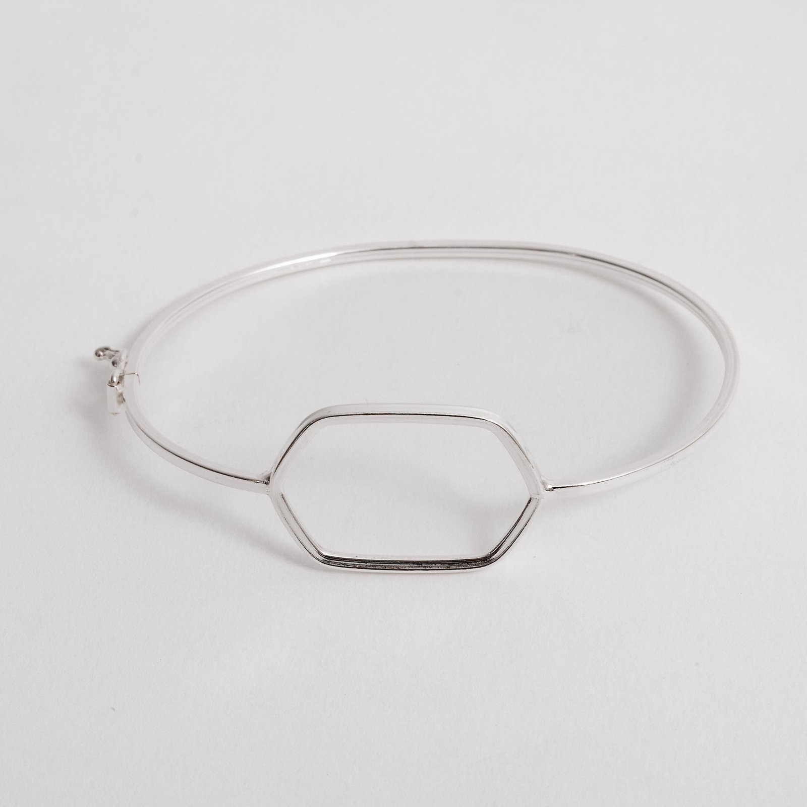 Bracelete fio quadrado entremeio hexágono
