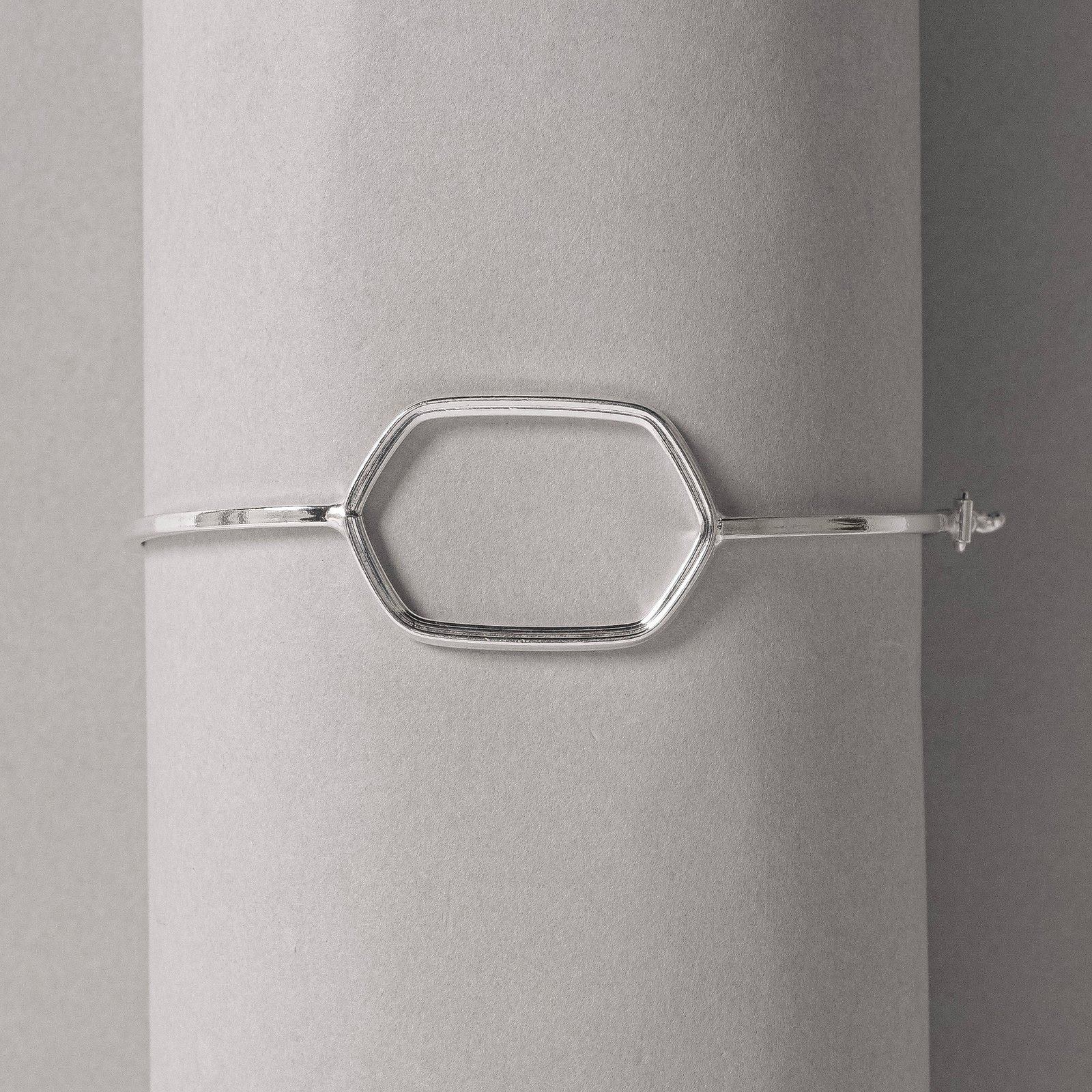 Bracelete fio quadrado entremeio hexágono