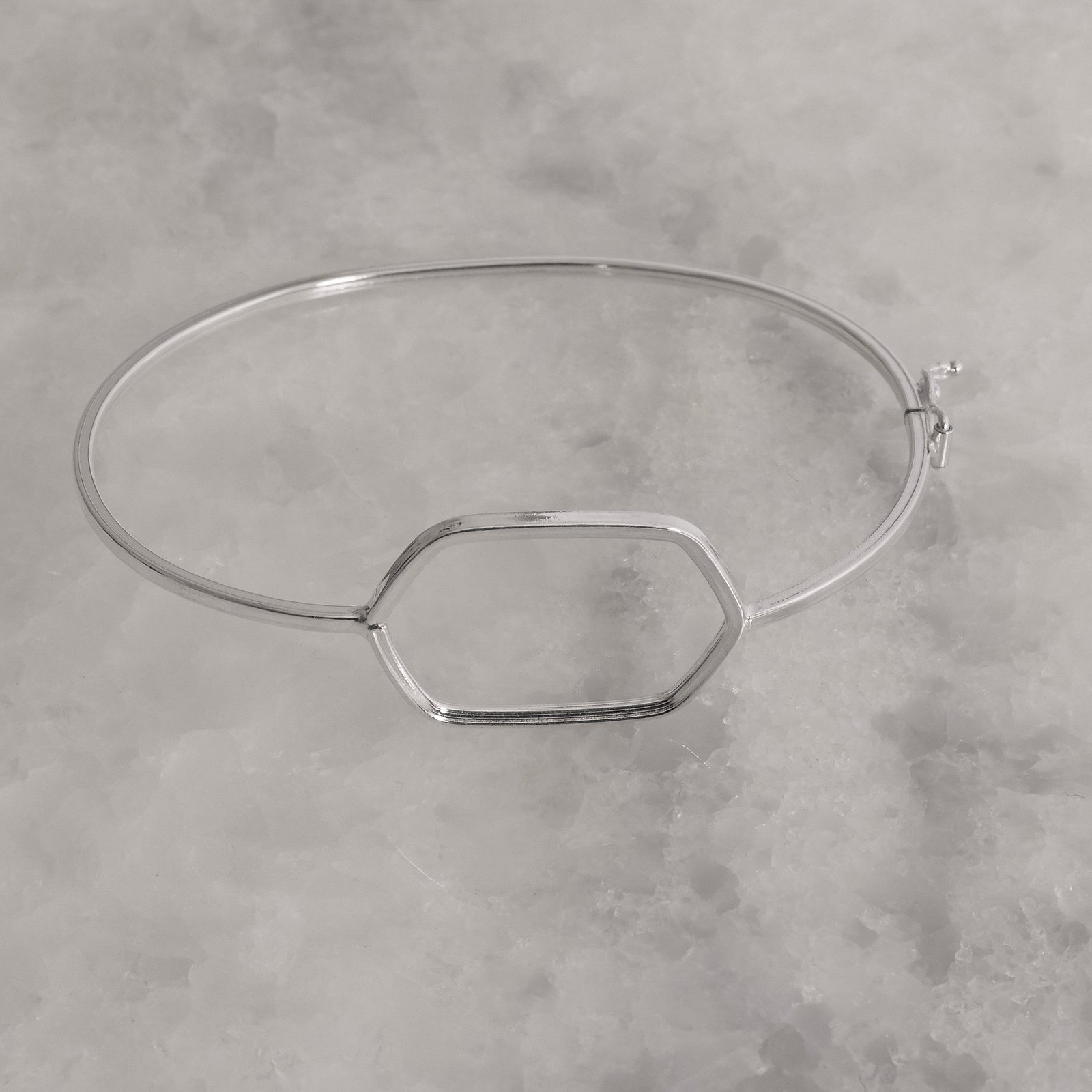 Bracelete fio quadrado entremeio hexágono