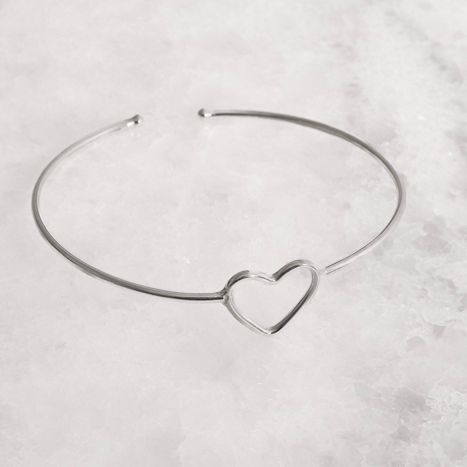 Bracelete fio redondo entremeio coração vazado regulável