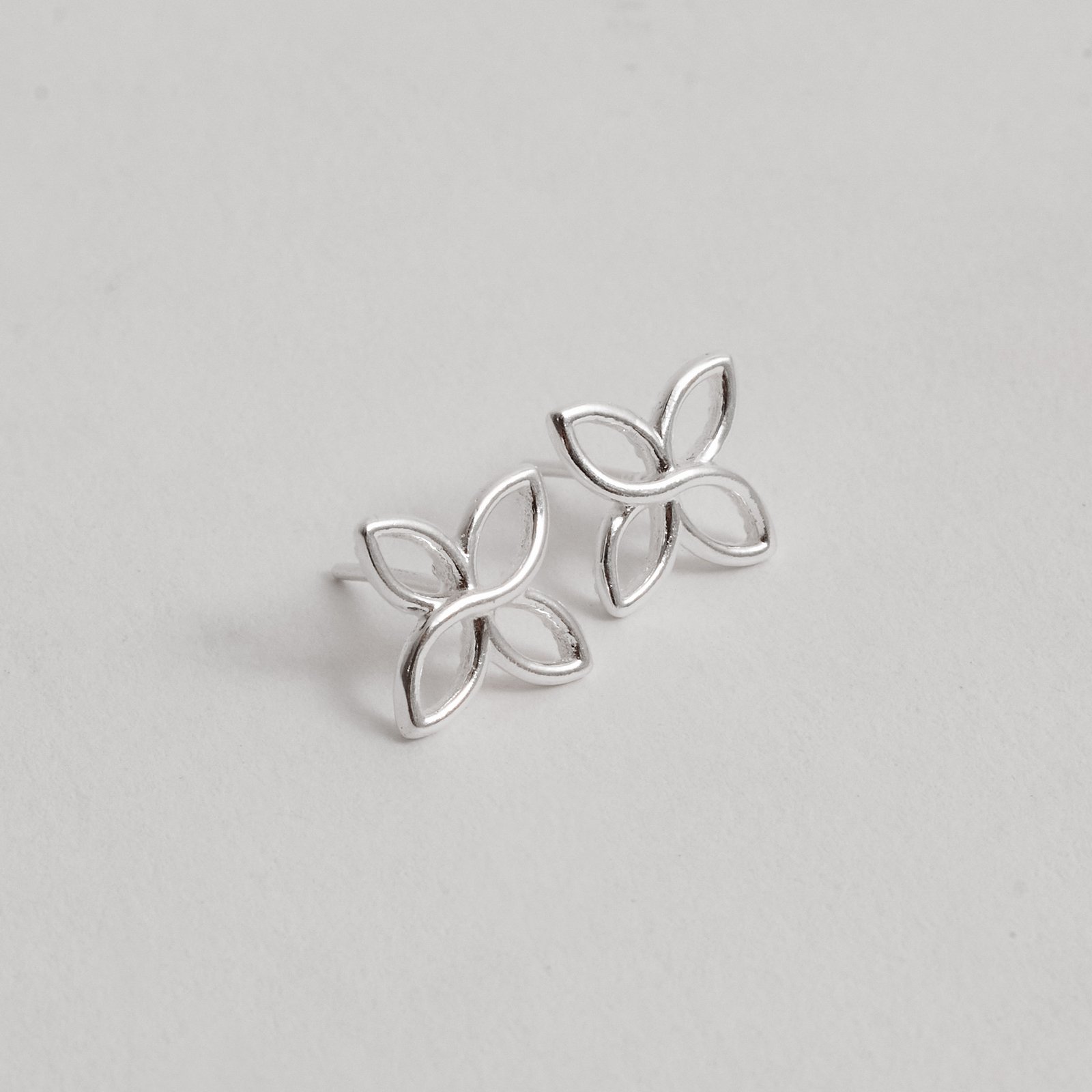 Brinco flor vazada 13mm
