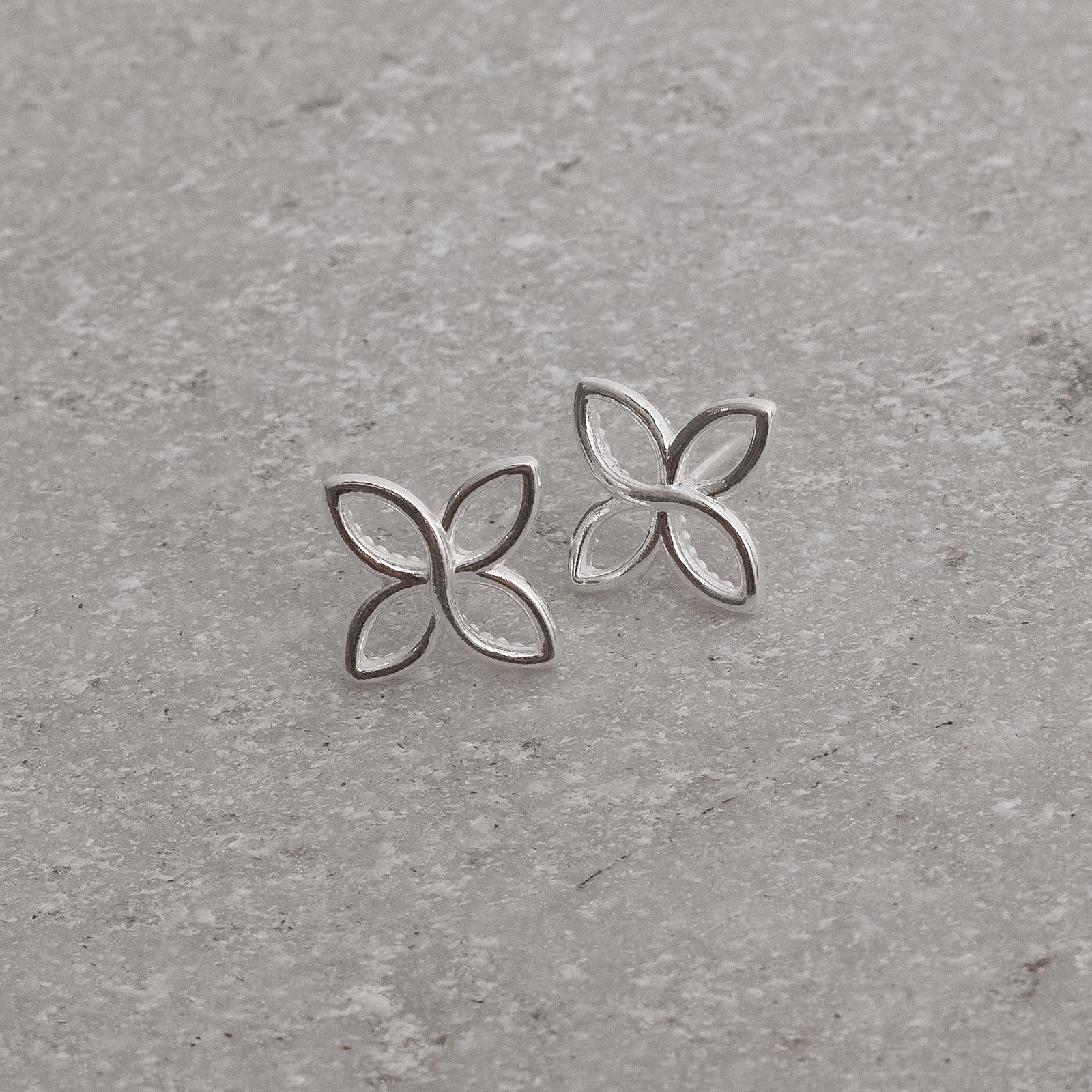 Brinco flor vazada 13mm