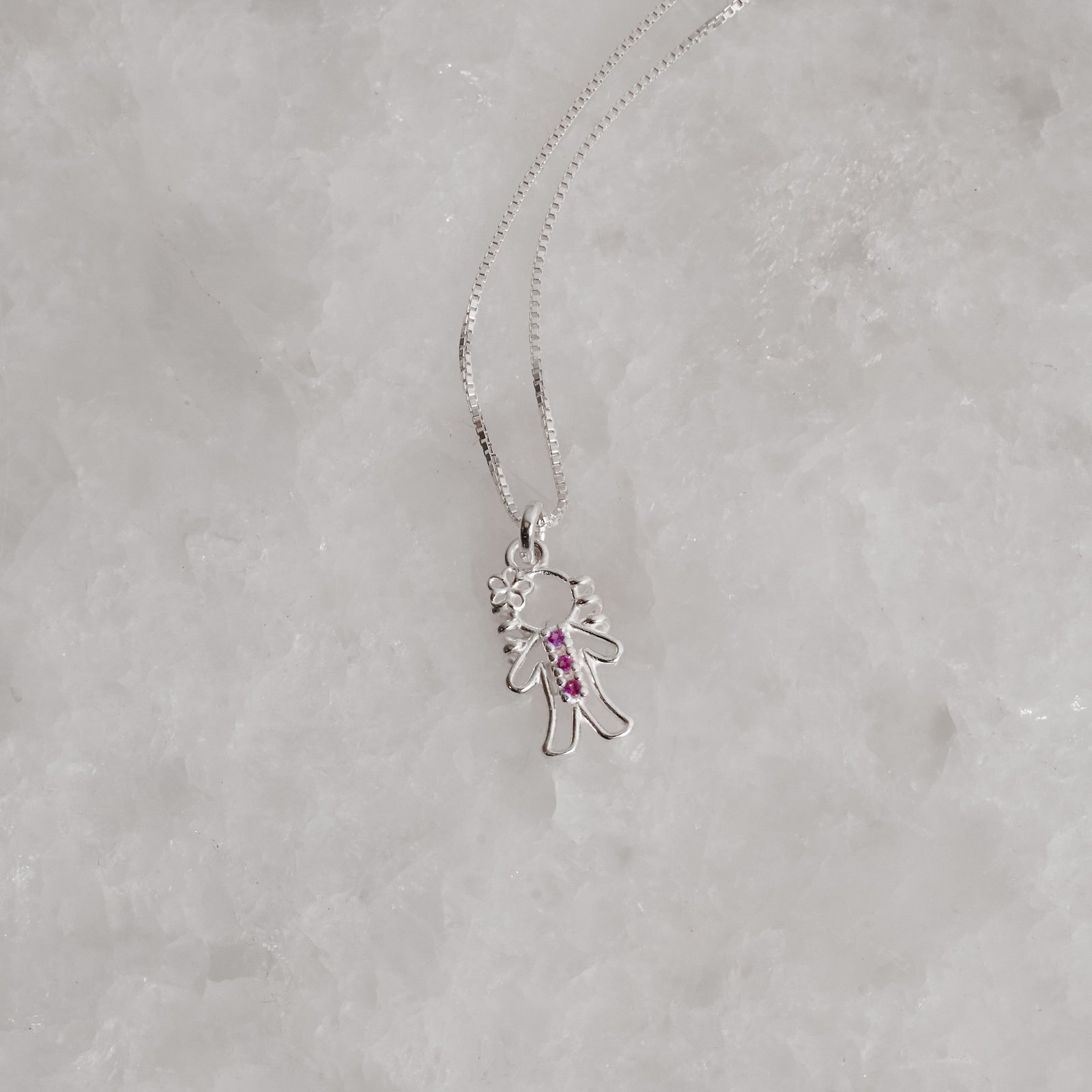 Colar pingente menina detalhe 3 zircônias rosa 12mm 45cm