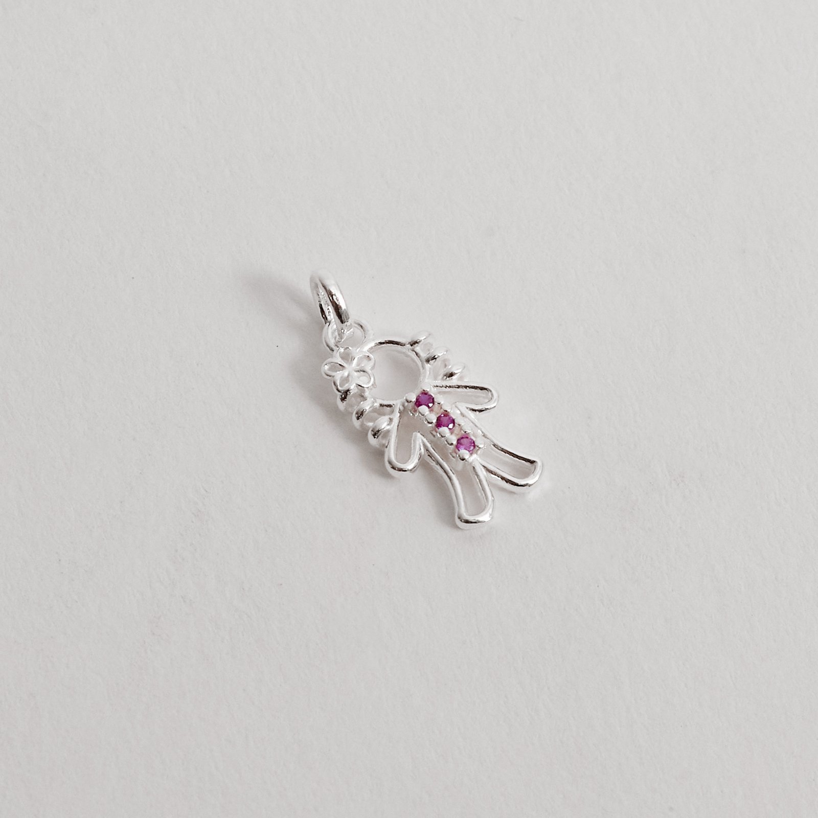 Pingente menina detalhe 3 zircônias rosa 12mm