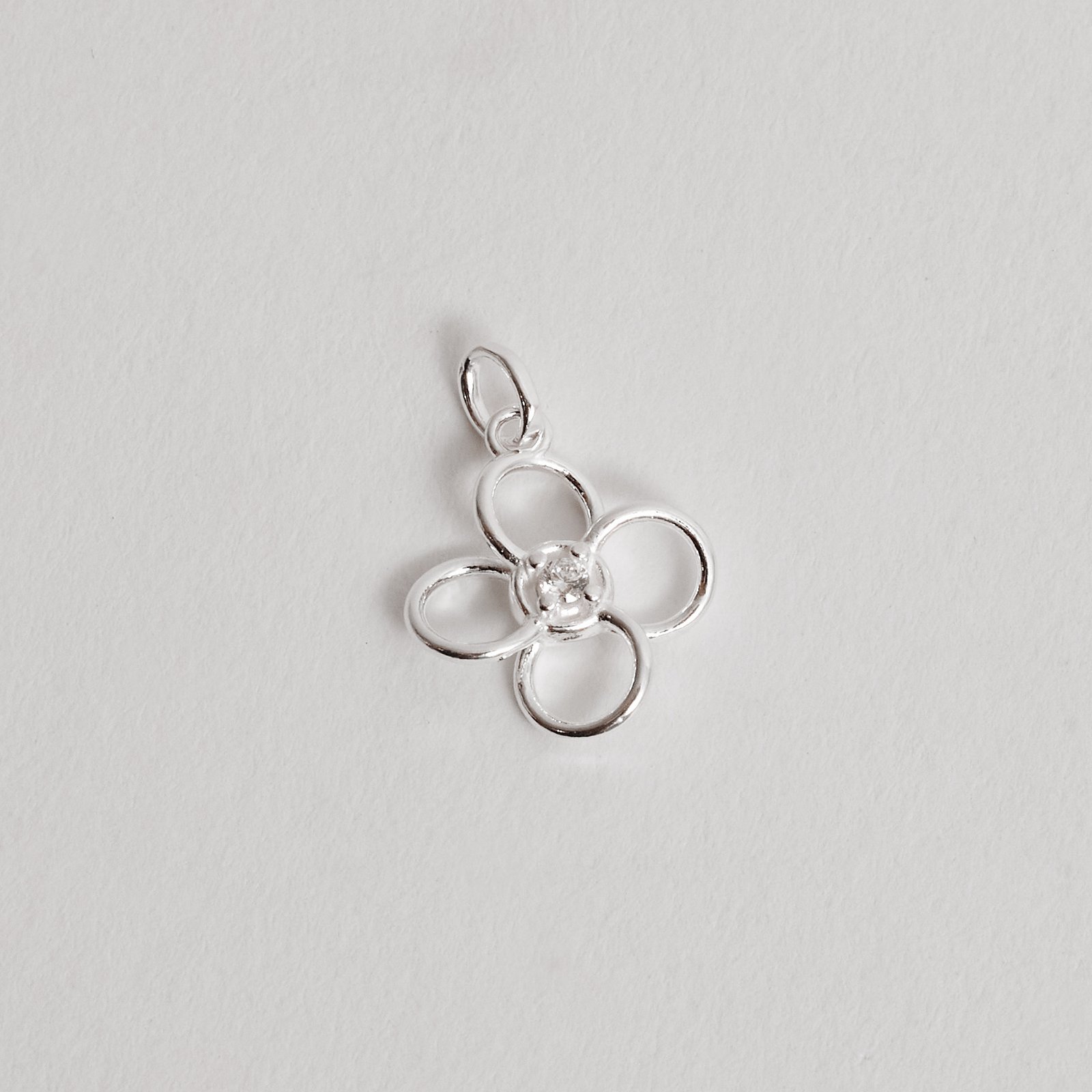 Pingente trevo vazado detalhe zircônia 13mm