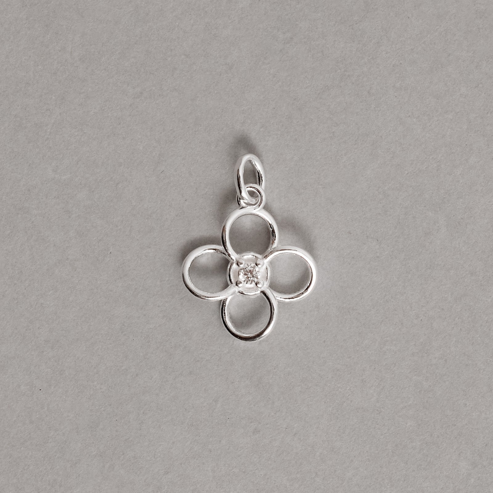 Pingente trevo vazado detalhe zircônia 13mm